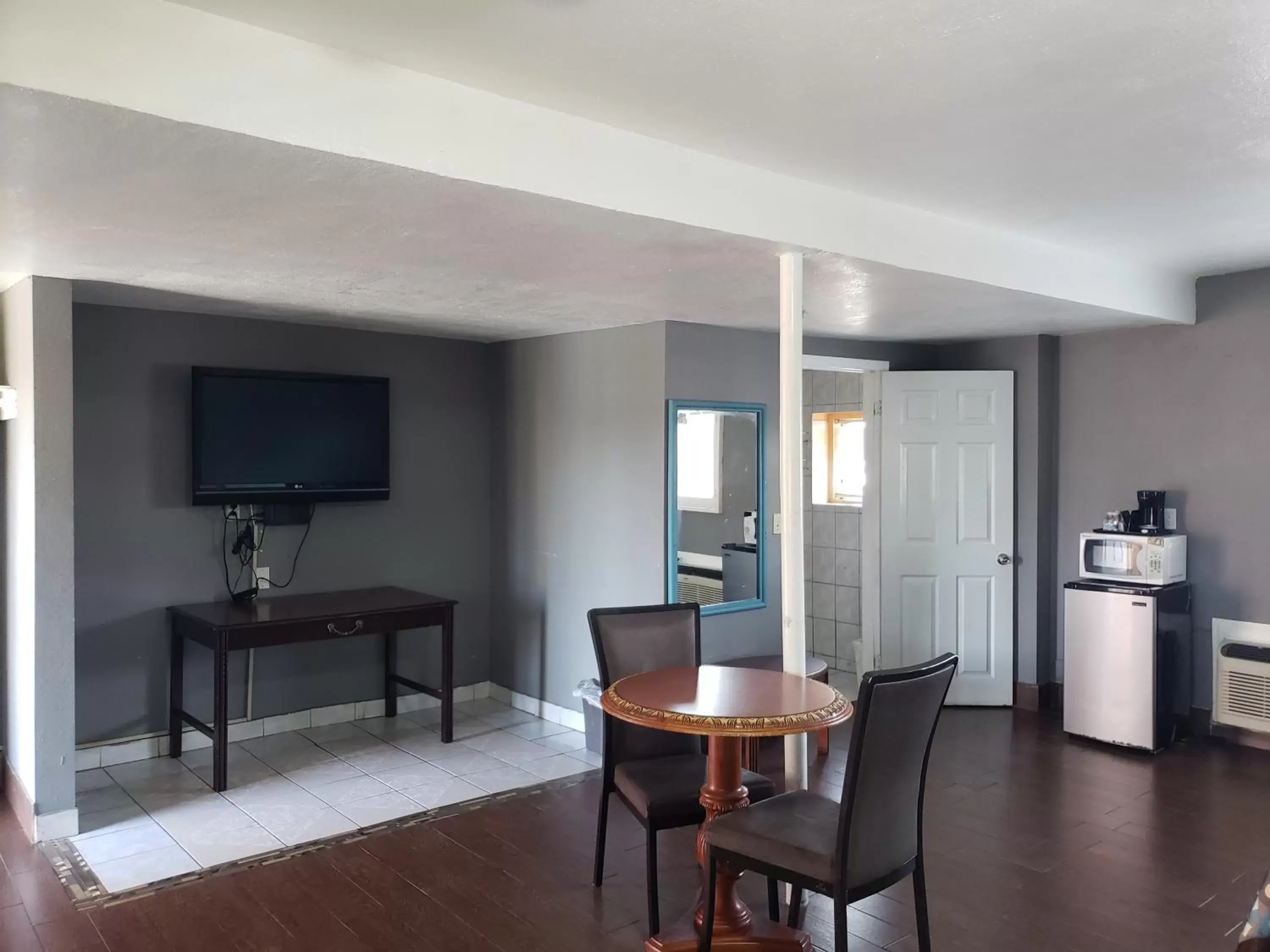 Living room, TV/Entertainment Center in Eagle Inn Motel