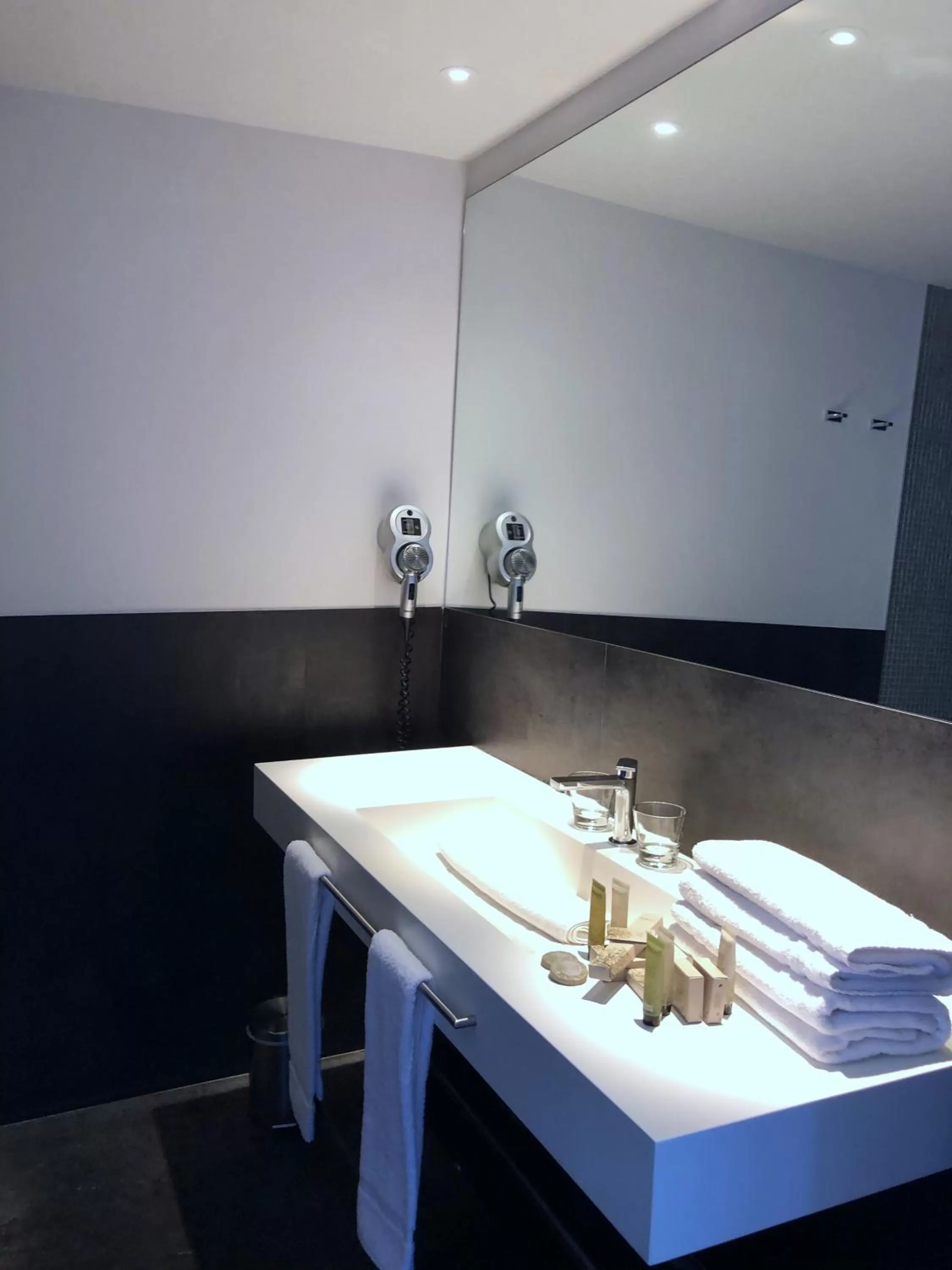 Bathroom in Le Pré du Moulin - Maison Alonso - Hôtel & Restaurant