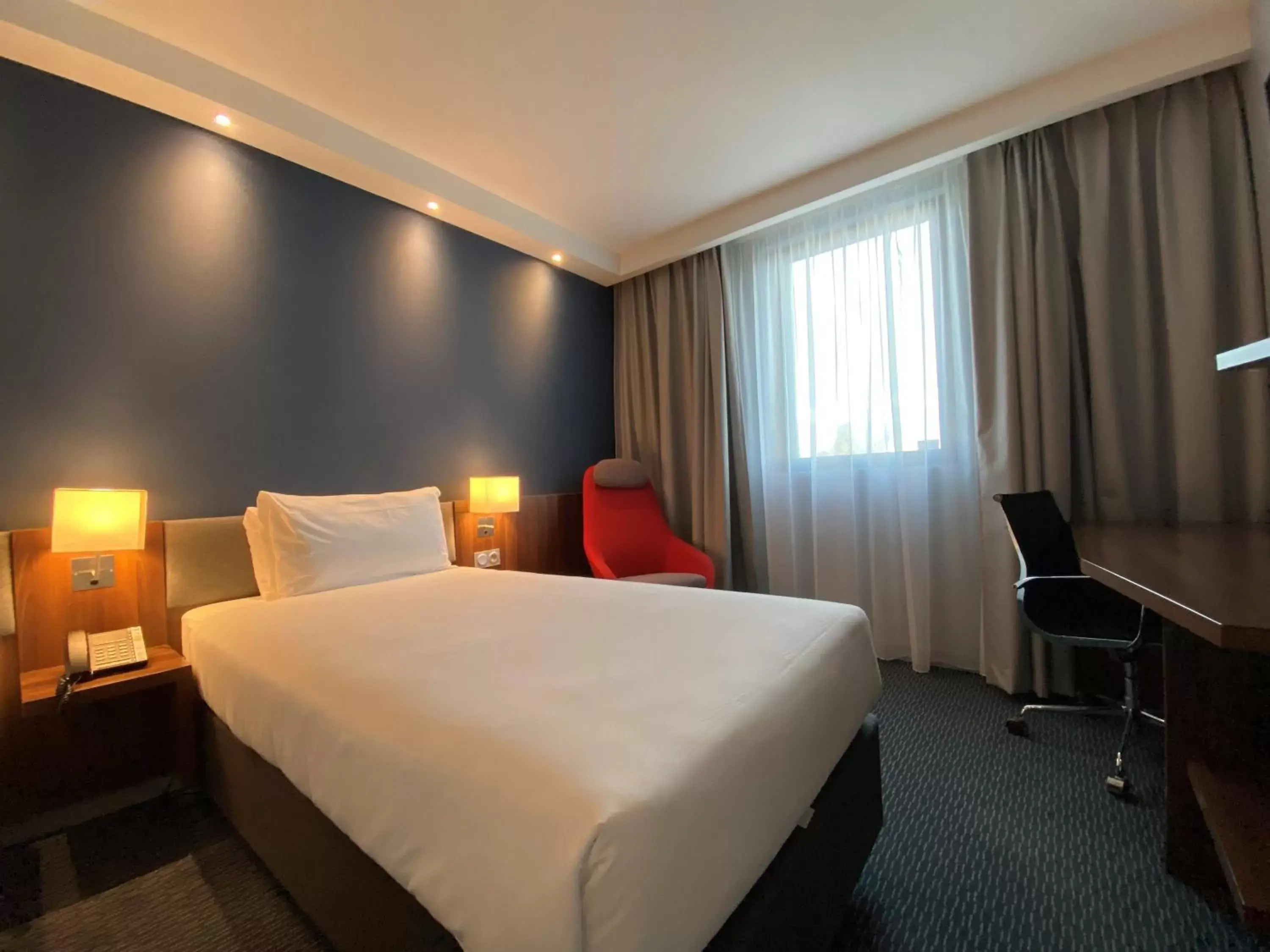 Photo of the whole room, Bed in Holiday Inn Express Dijon, an IHG Hotel