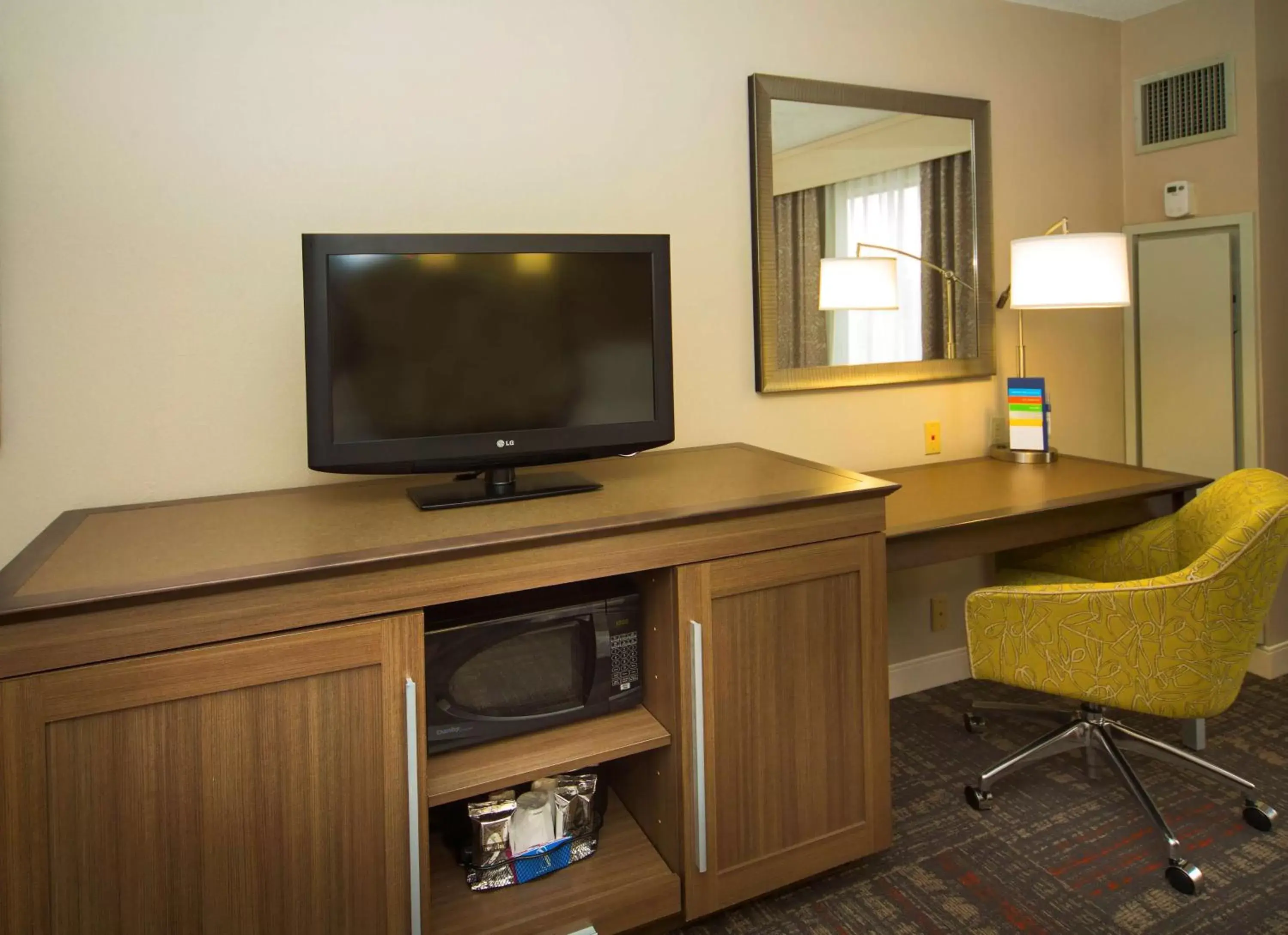 Bed, TV/Entertainment Center in Hampton Inn & Suites Valdosta/Conference Center
