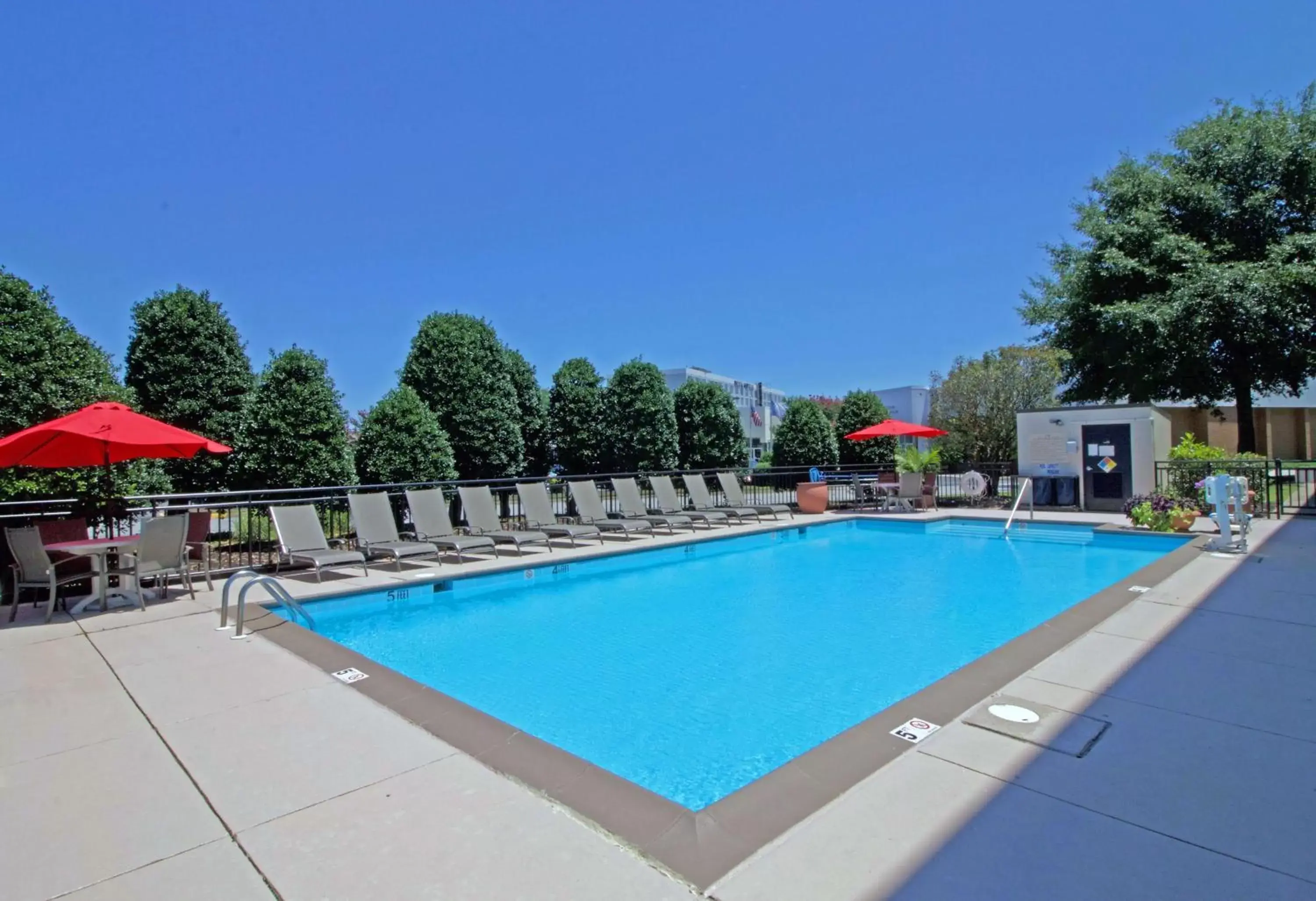 Pool view, Swimming Pool in Hampton Inn Norfolk/Chesapeake - Greenbrier Area