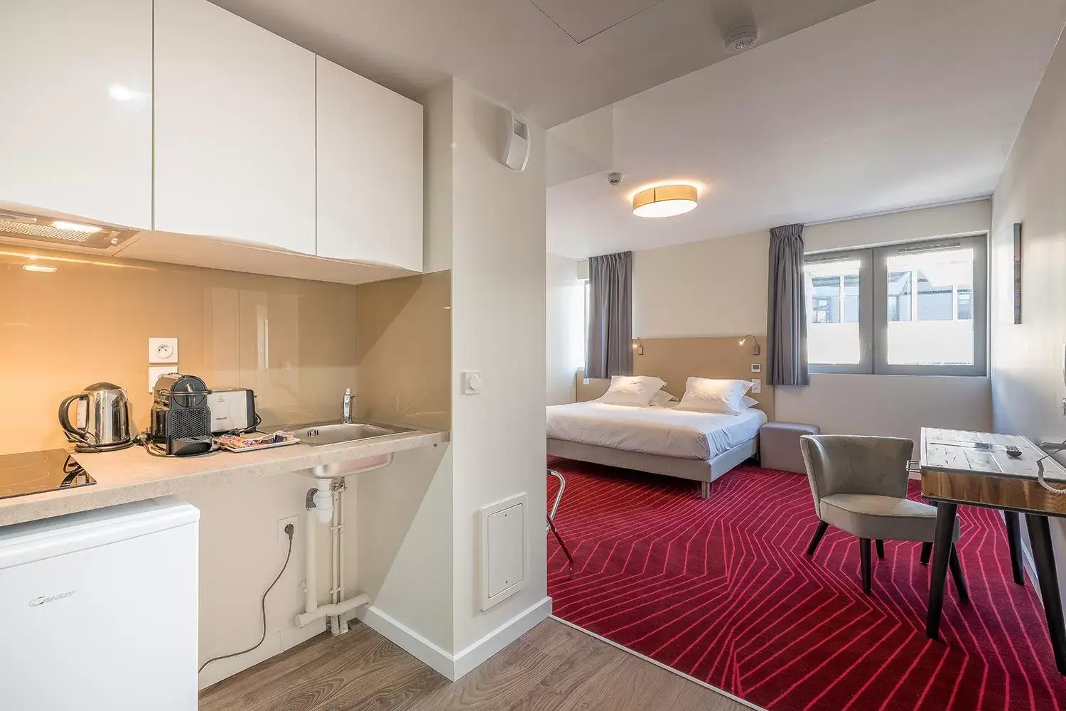 Bedroom, Kitchen/Kitchenette in All Suites Bordeaux Marne – Gare Saint-Jean