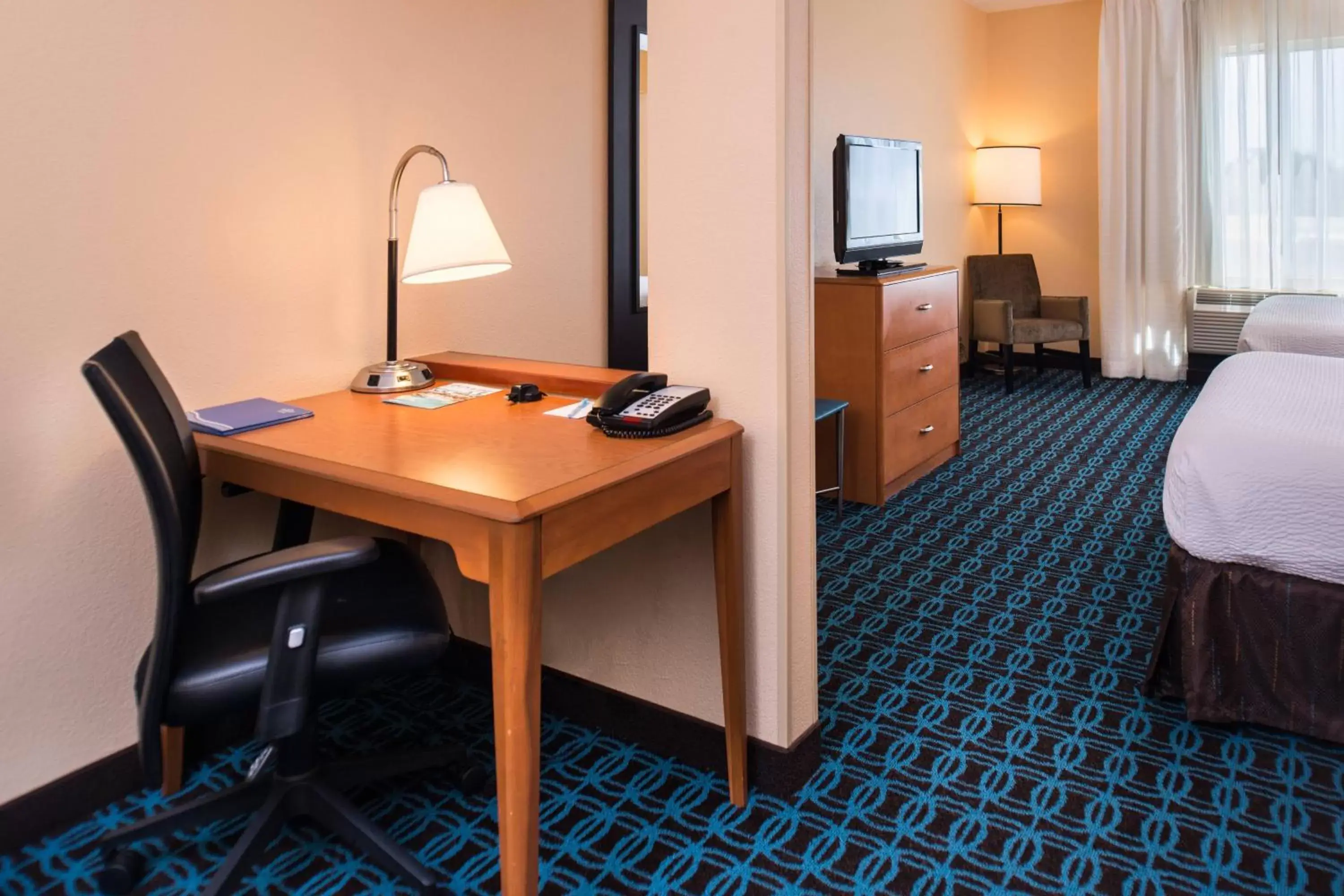 Bedroom, TV/Entertainment Center in Fairfield Inn and Suites by Marriott San Antonio Northeast / Schertz / RAFB