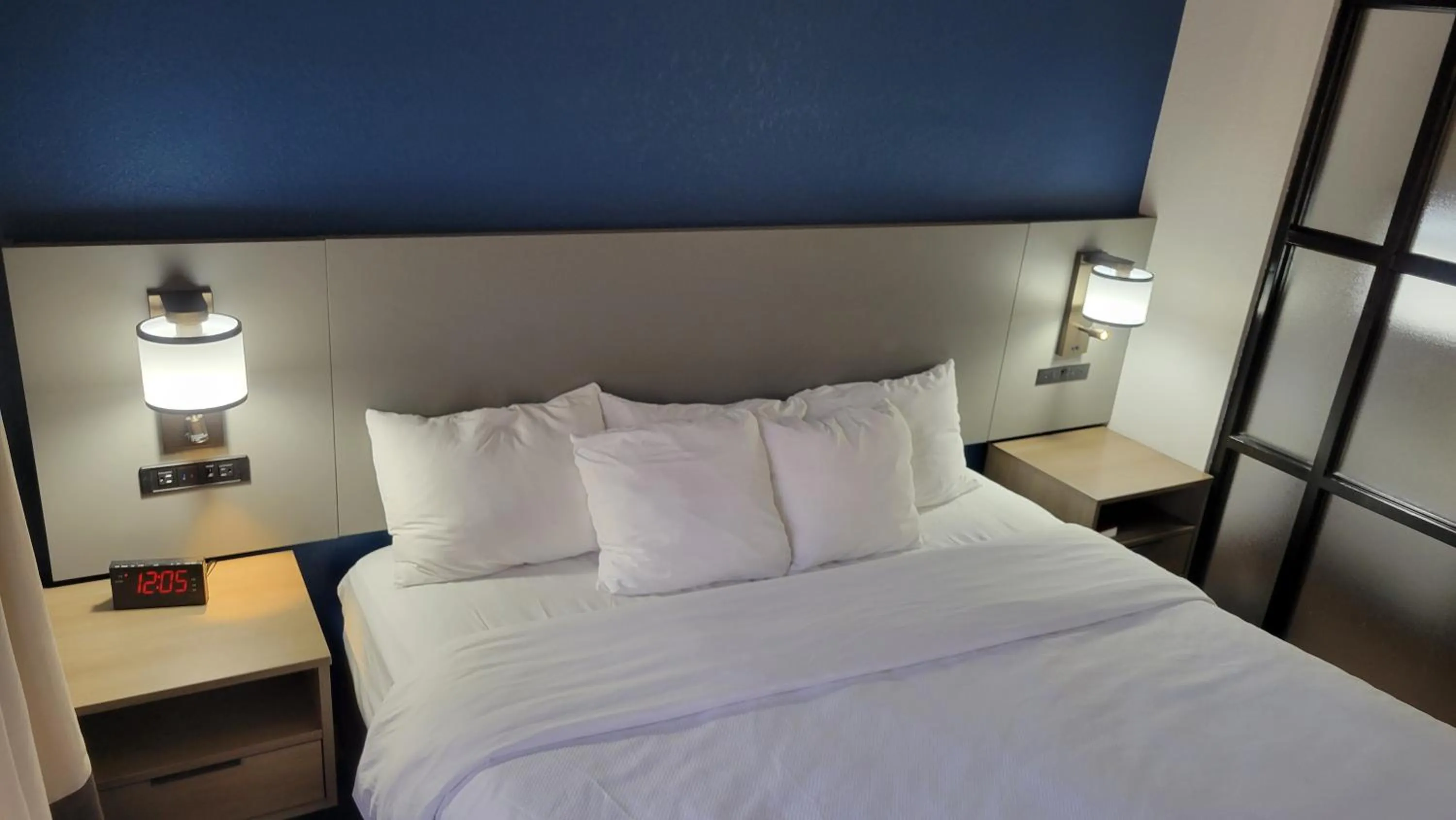 Photo of the whole room, Bed in Comfort Suites Macon Northwest