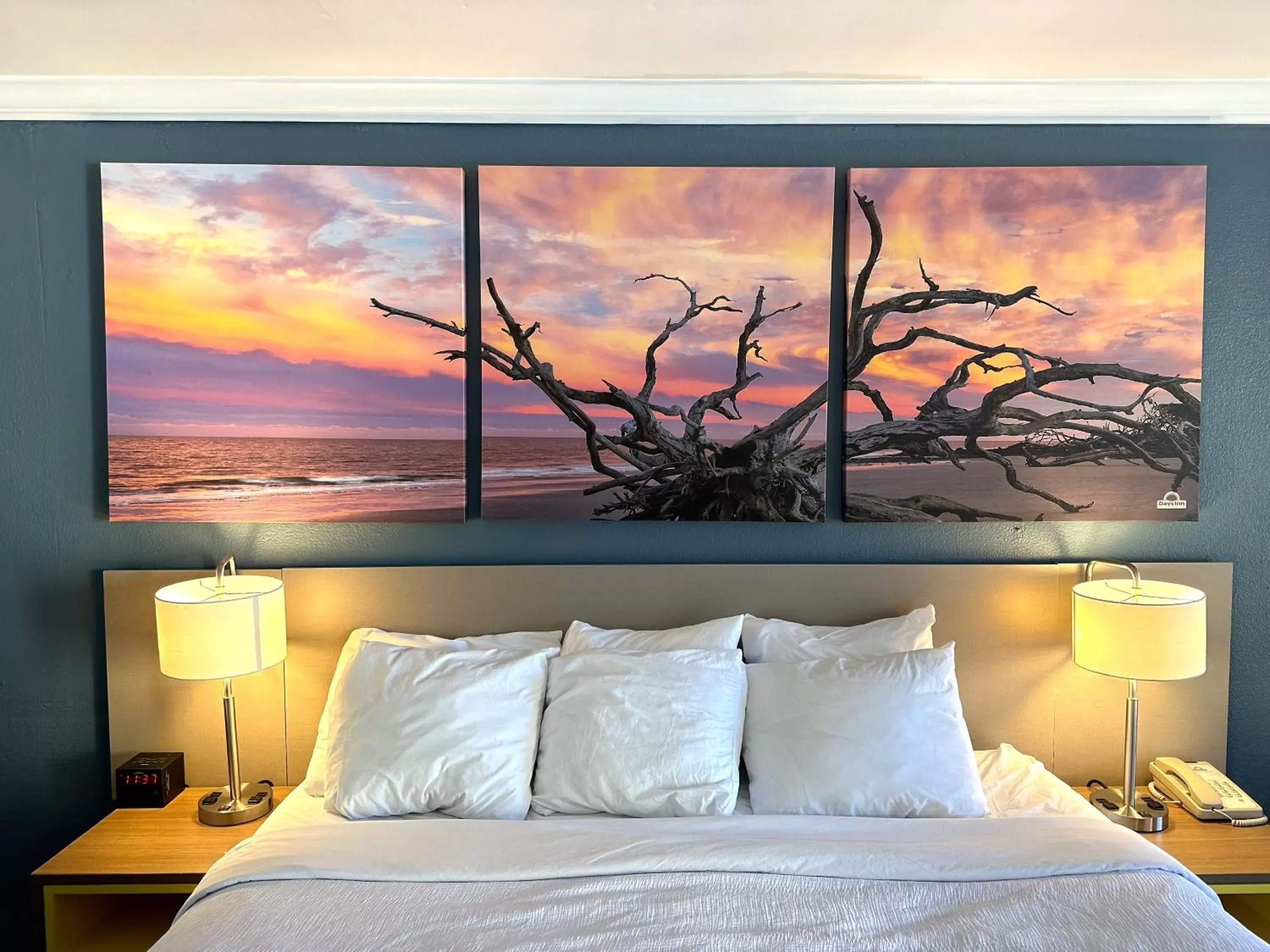 King Room with Roll-in Shower - Mobility Access/Non-Smoking in Days Inn by Wyndham Pensacola - Historic Downtown King Room with Roll-in Shower - Mobility Access/Non-Smoking in Days Inn by Wyndham Pensacola - Historic Downtown