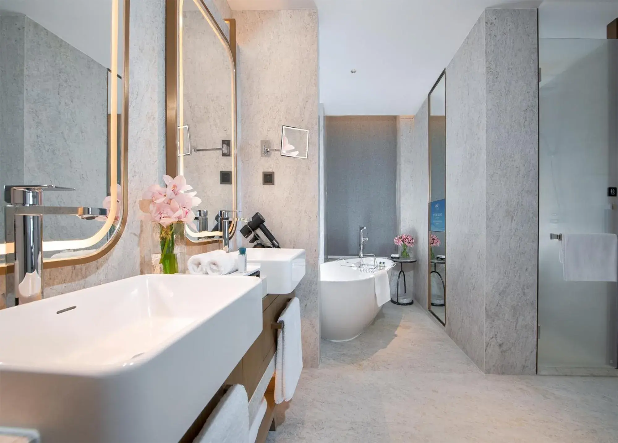Bathroom in Shenzhenair International Hotel