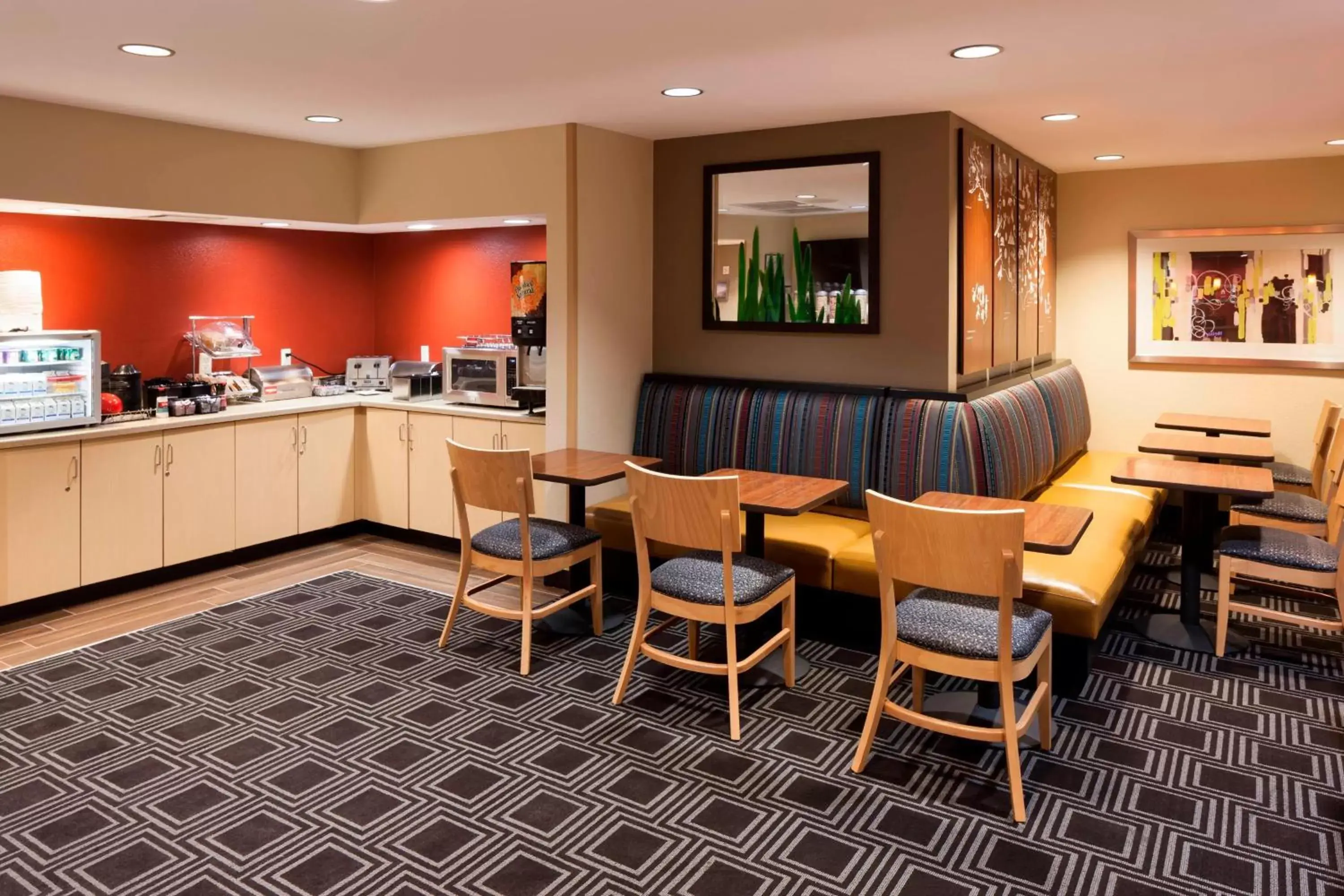 Breakfast, Restaurant/Places to Eat in TownePlace Suites Columbus