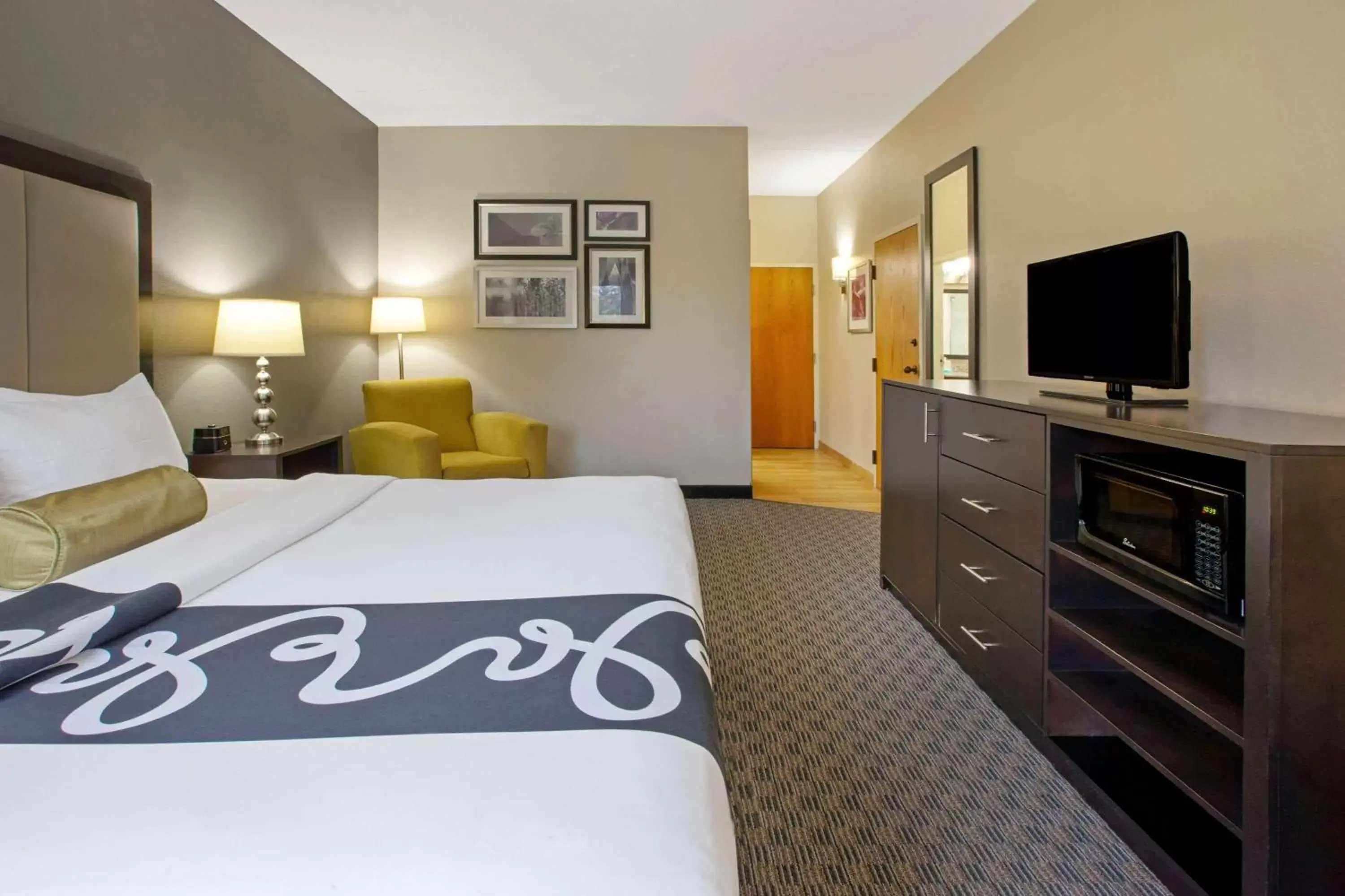 King Room in La Quinta Inn & Suites by Wyndham Detroit Metro Airport King Room in La Quinta Inn & Suites by Wyndham Detroit Metro Airport