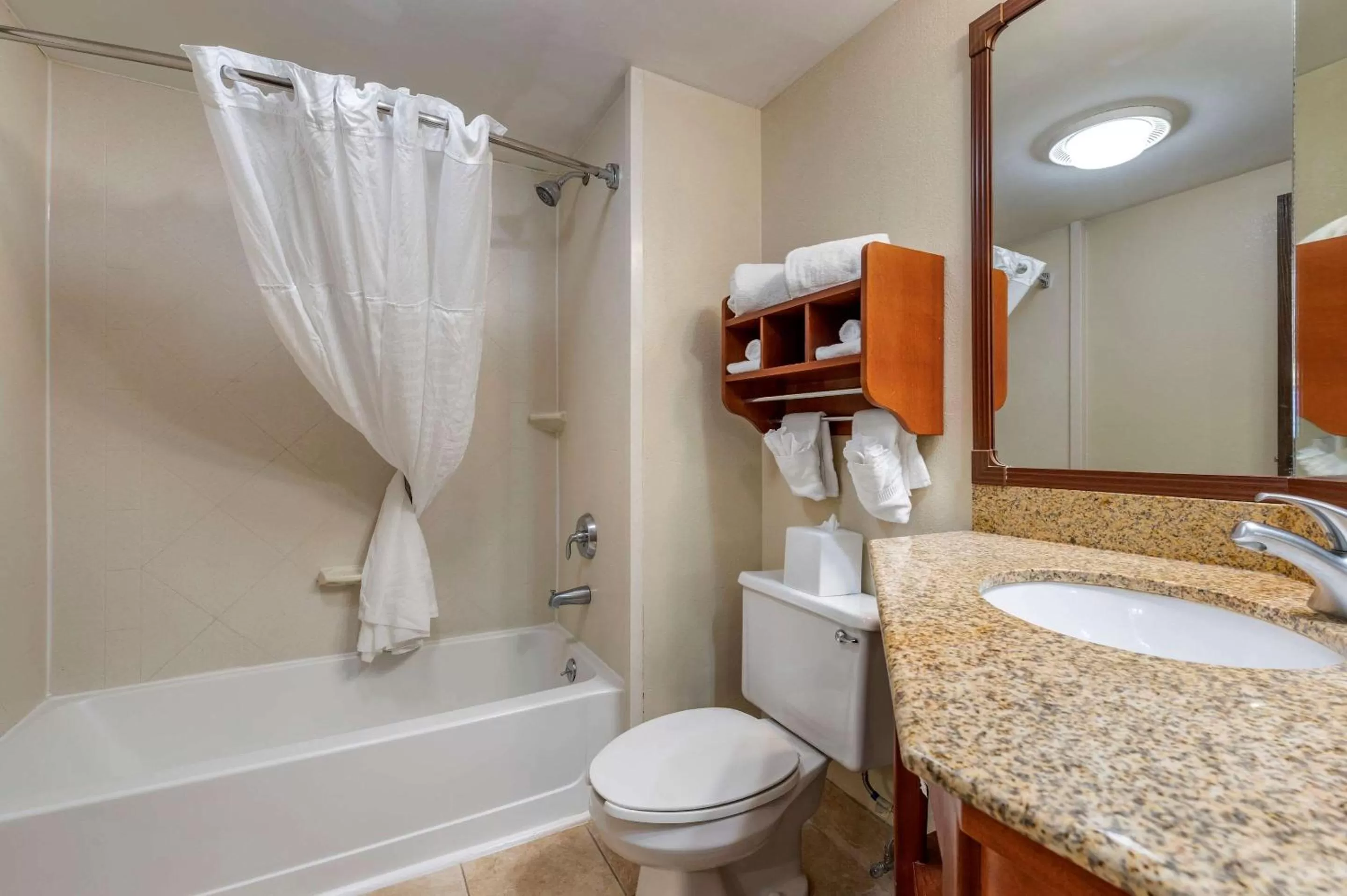 Bathroom in Comfort Inn Oxford - University Area