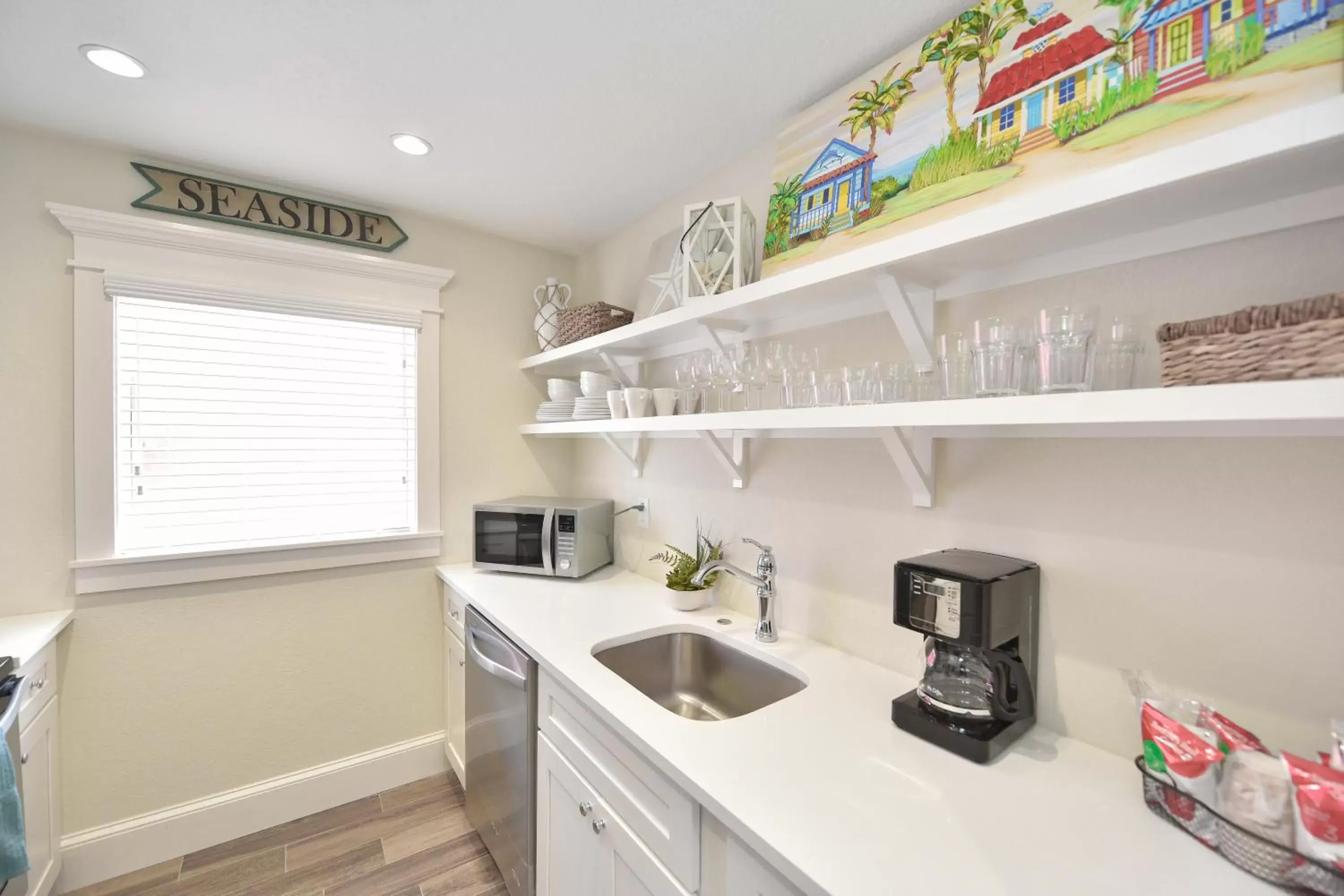 Kitchen or kitchenette, Kitchen/Kitchenette in Tropical Breeze Resort