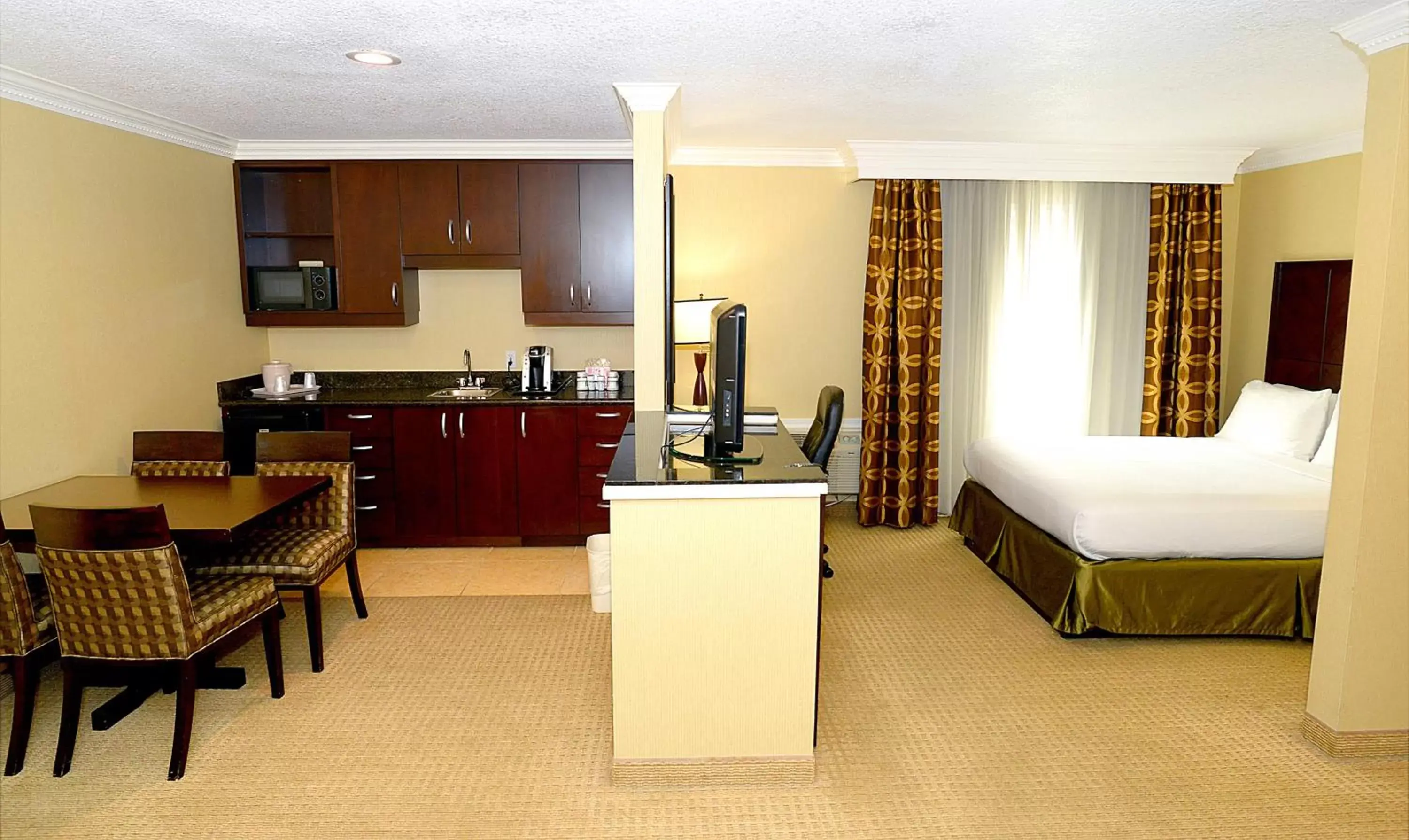 Photo of the whole room, Kitchen/Kitchenette in Holiday Inn & Suites San Mateo - SFO, an IHG Hotel