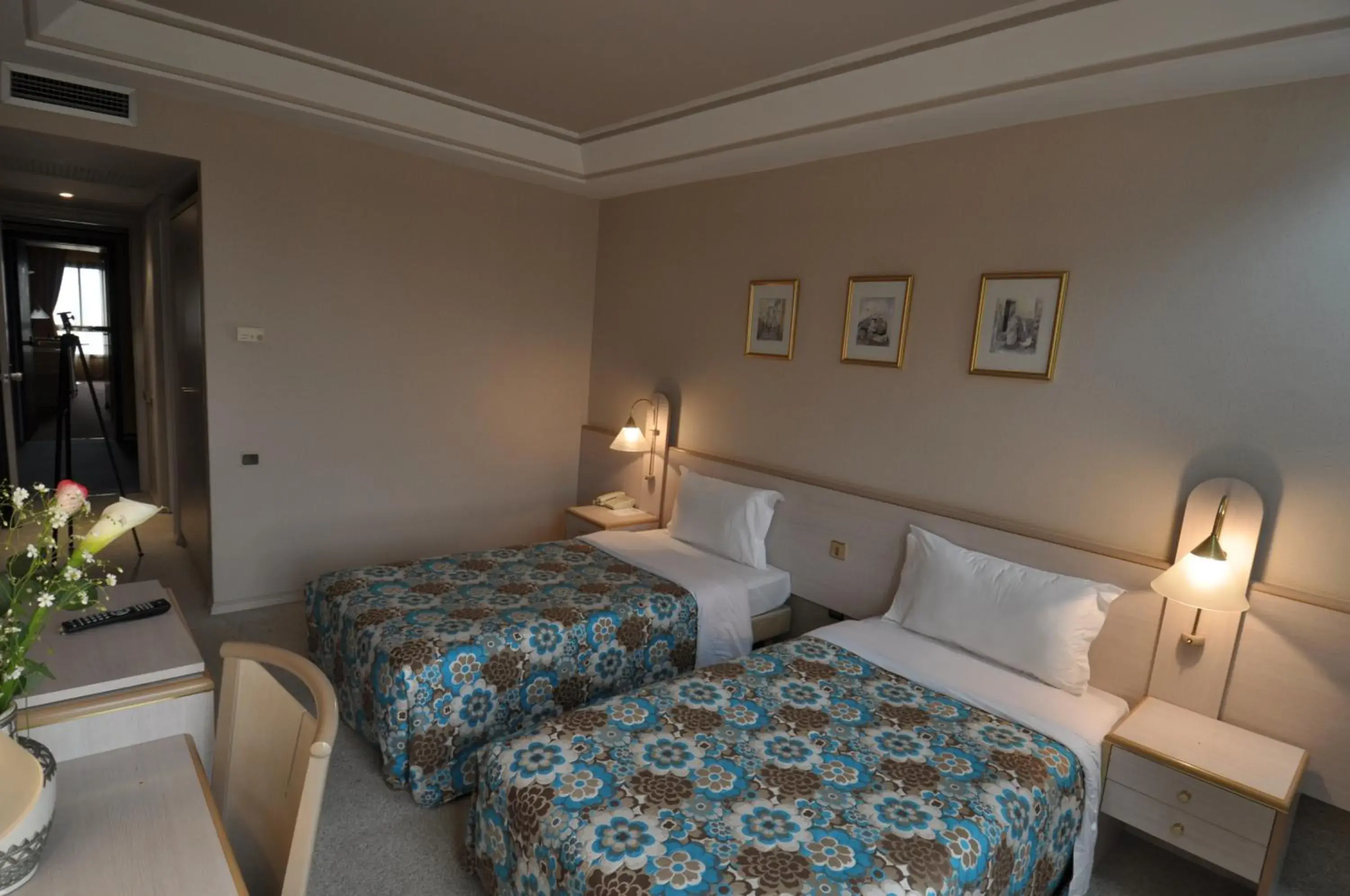 Photo of the whole room, Bed in Hôtel Wassim