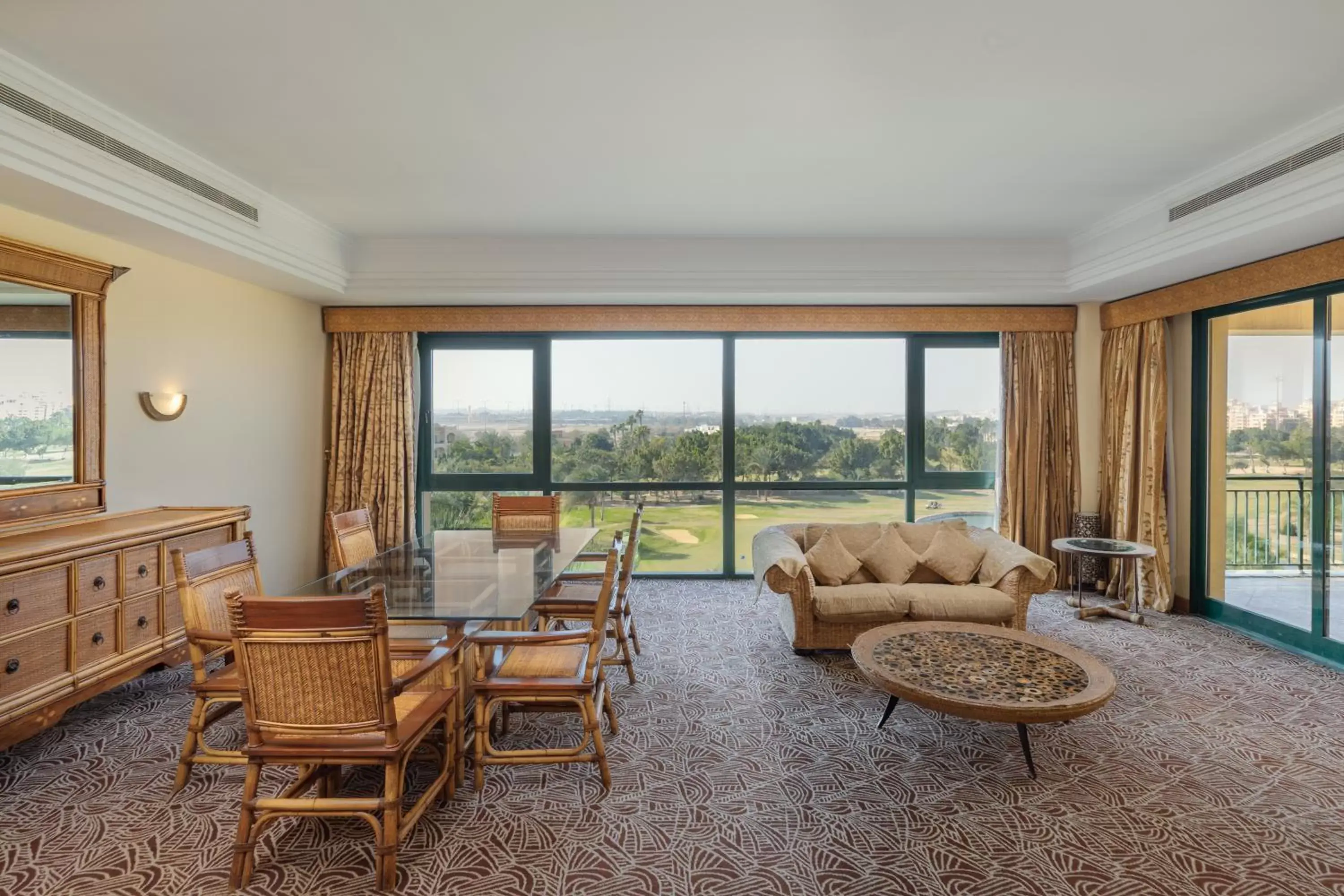 Living room, Seating Area in Hilton Pyramids Golf