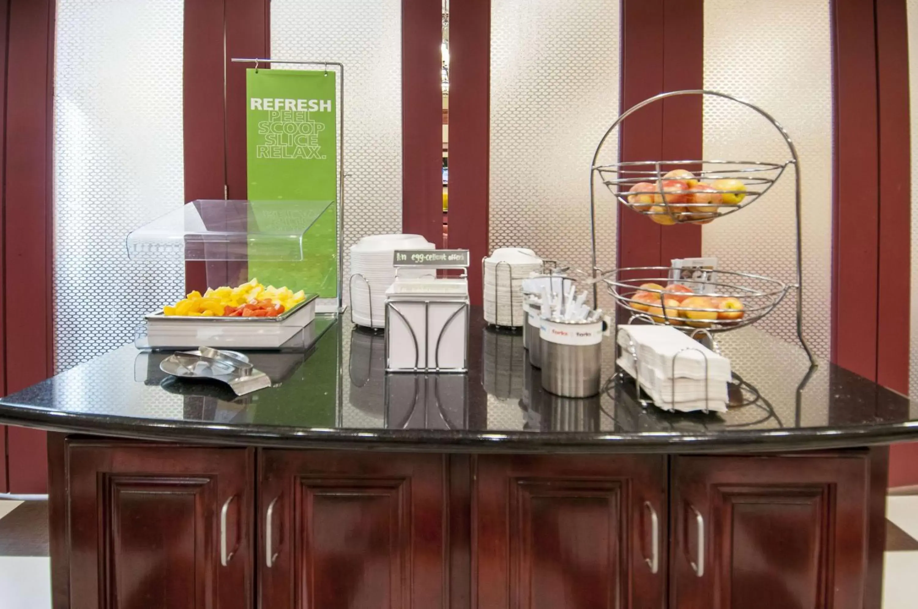 Dining area in Hampton Inn and Suites Waxahachie