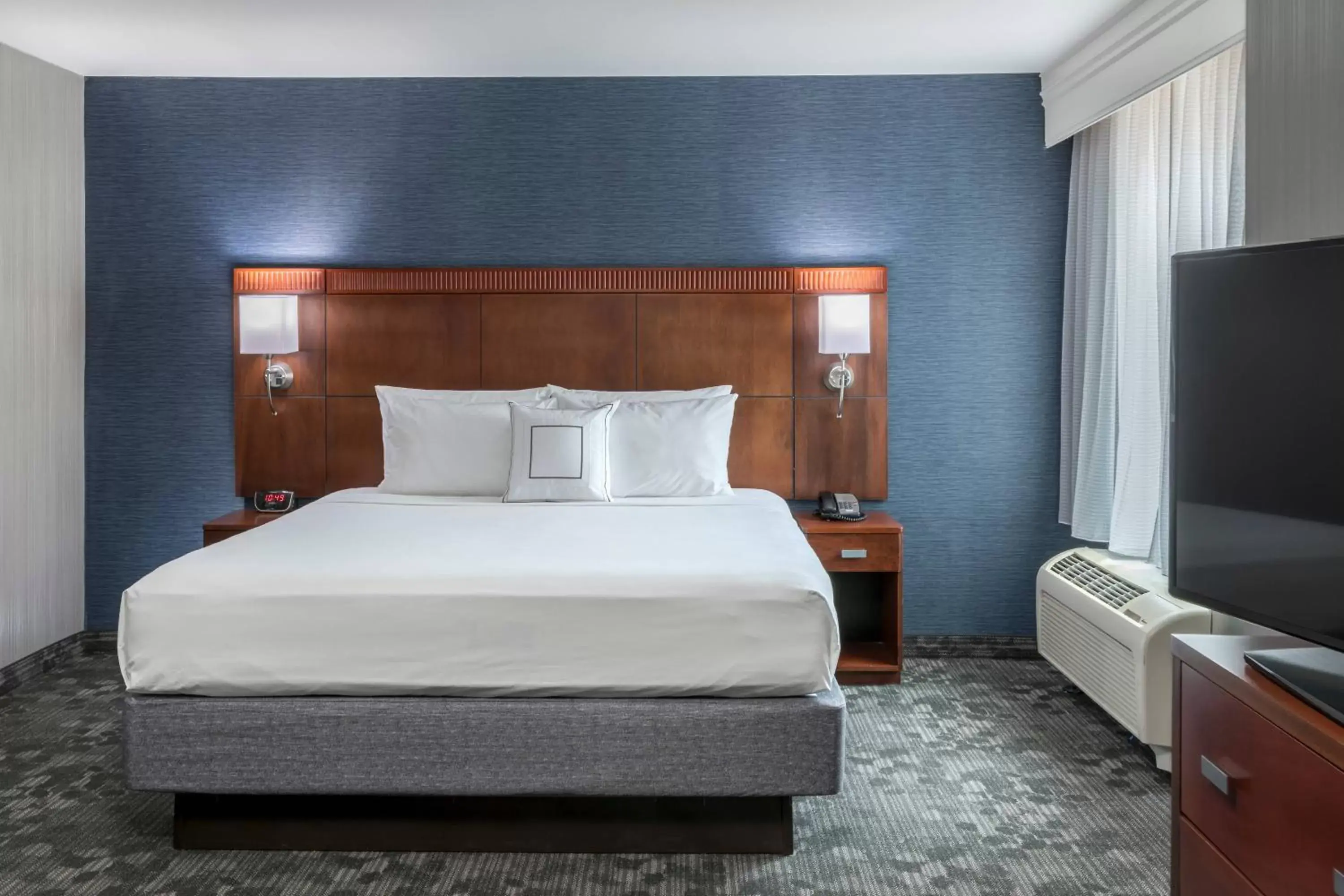 Bedroom, Bed in Courtyard by Marriott West Orange