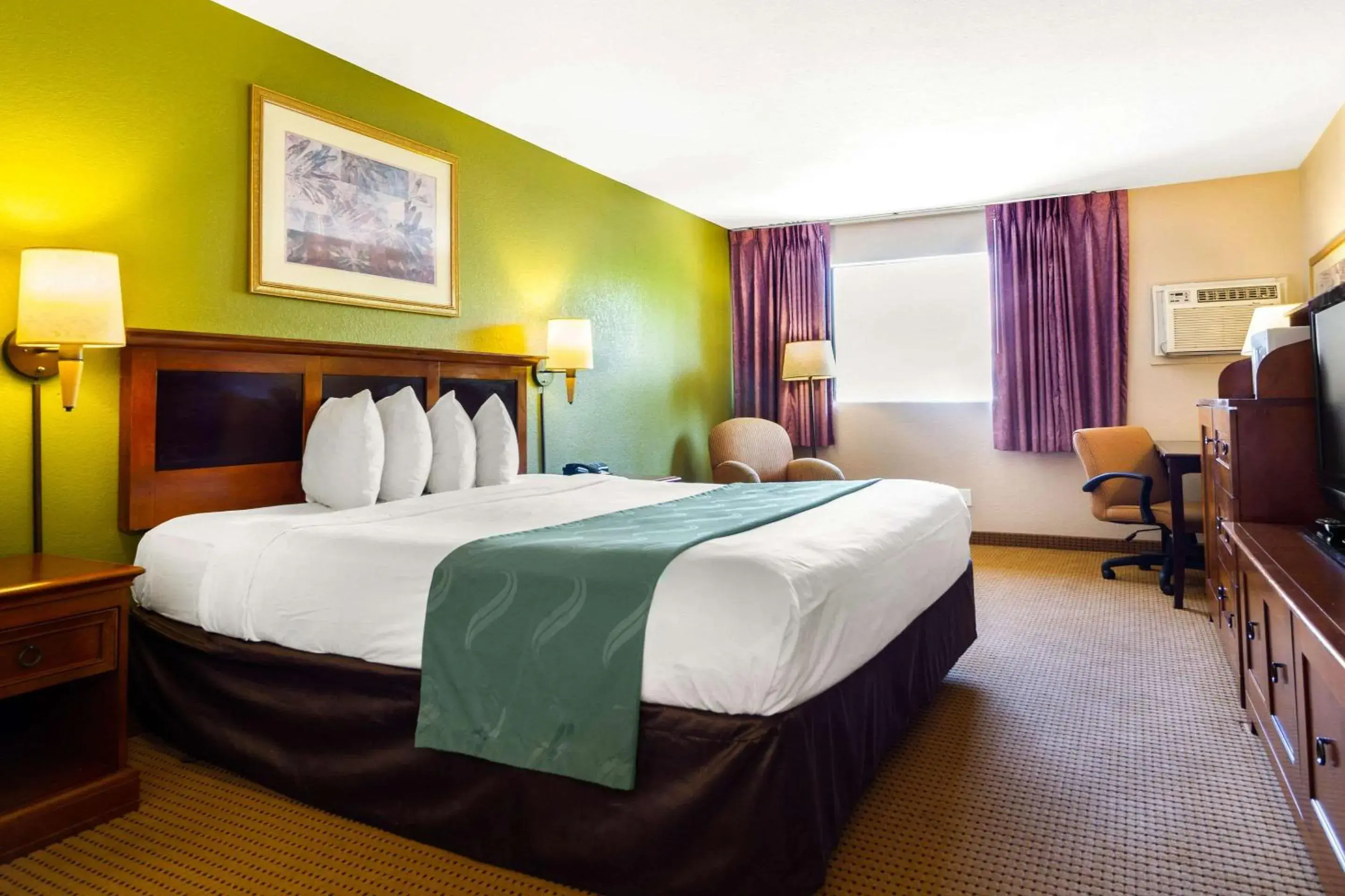 Photo of the whole room, Bed in Rodeway Inn Auburn – Foresthill