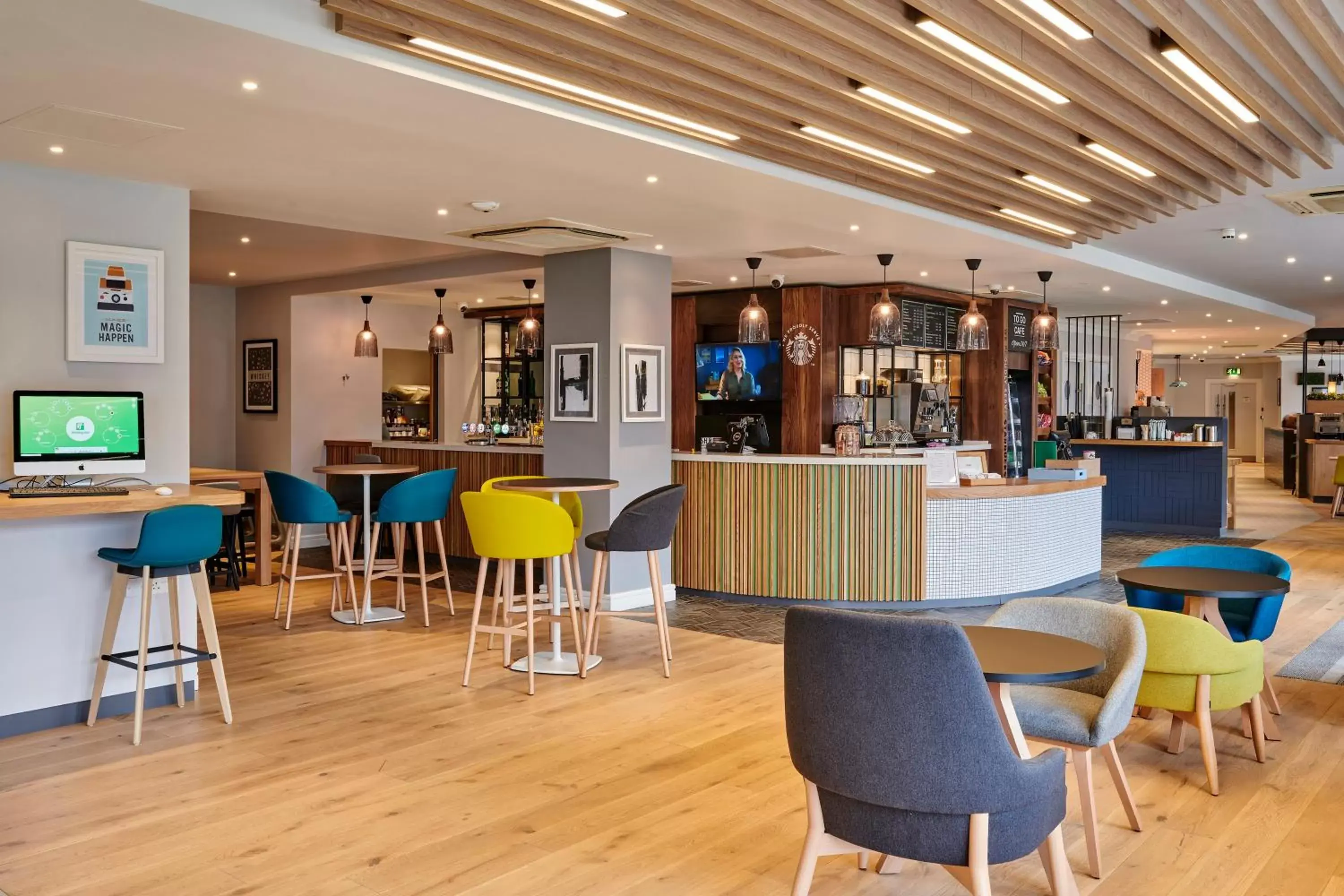 Lounge or bar in Holiday Inn Belfast by IHG Lounge or bar in Holiday Inn Belfast by IHG