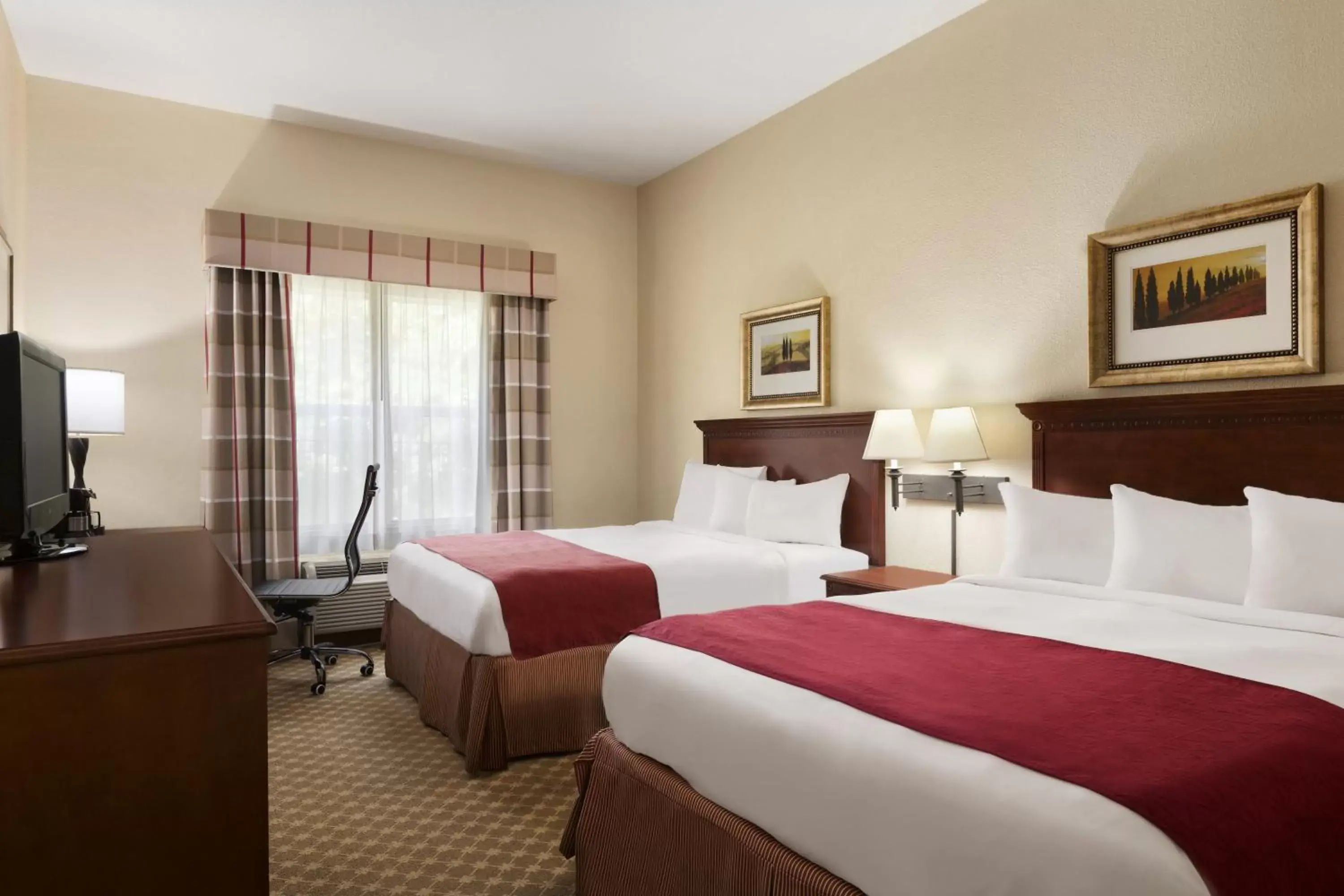 Photo of the whole room, Bed in Country Inn & Suites by Radisson, Macon North, GA