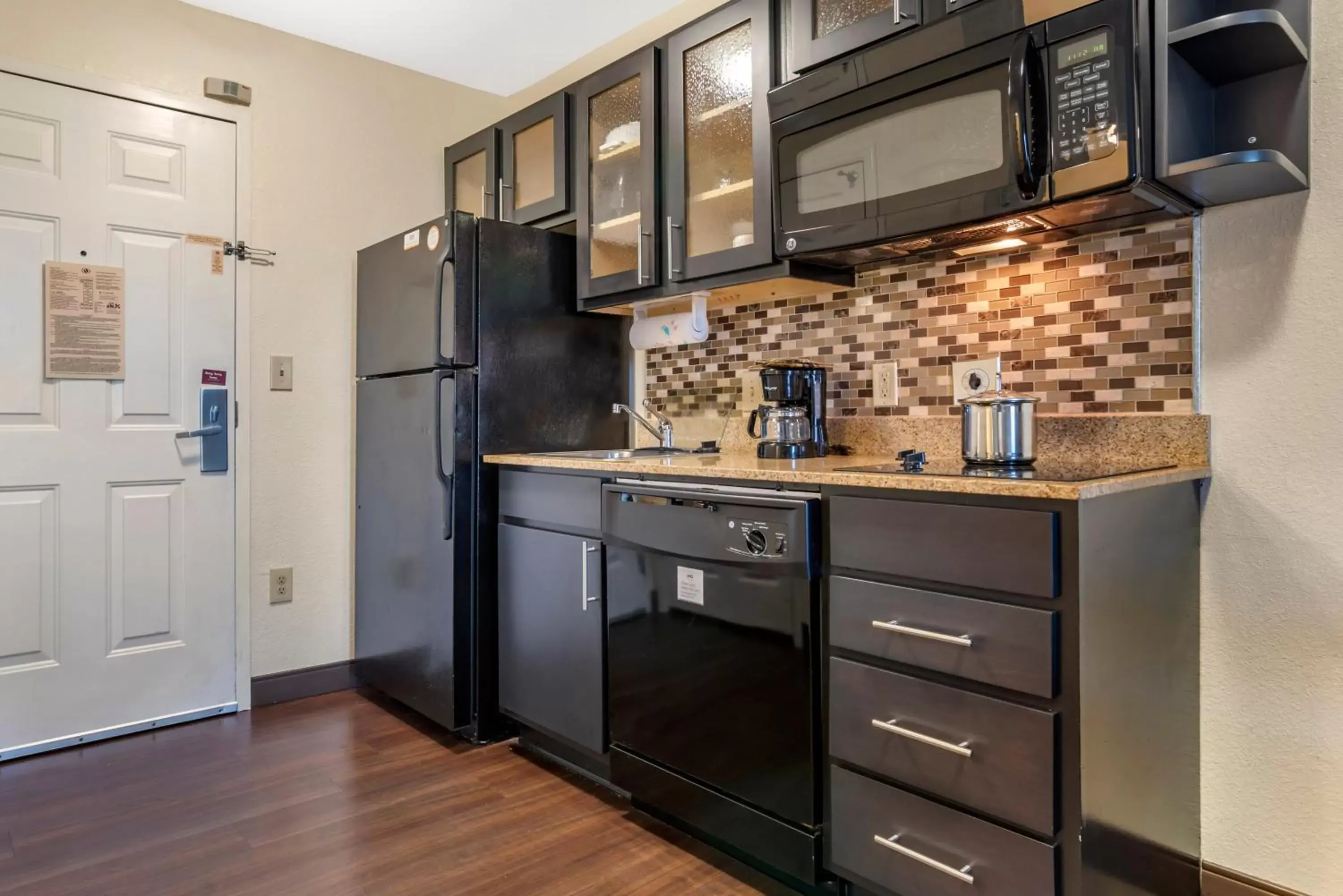 Photo of the whole room, Kitchen/Kitchenette in Candlewood Suites Alabaster, an IHG Hotel