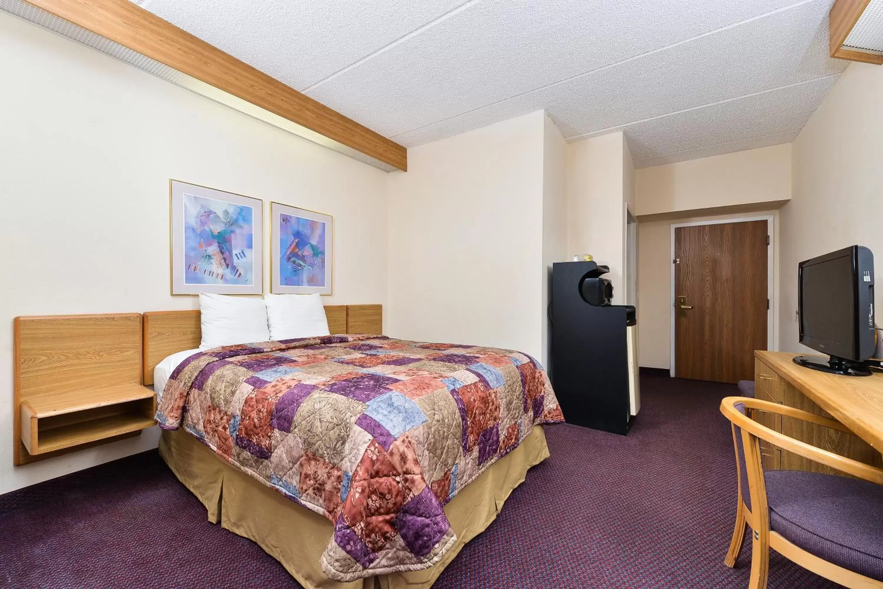 Pets, Bed in America's Best Value Inn & Suites, Atlanta - Morrow