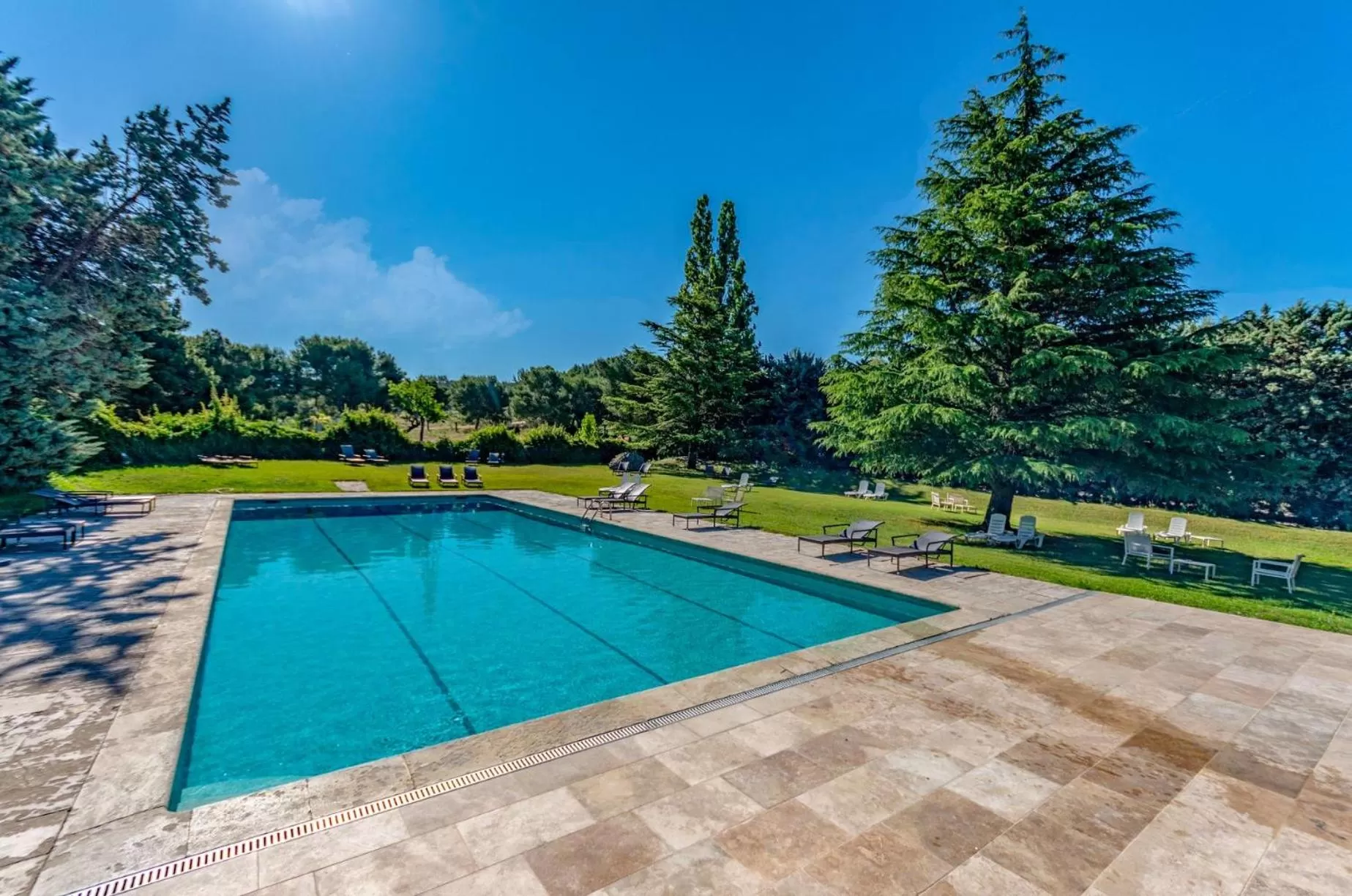 Swimming pool in Best Western Domaine de Roquerousse