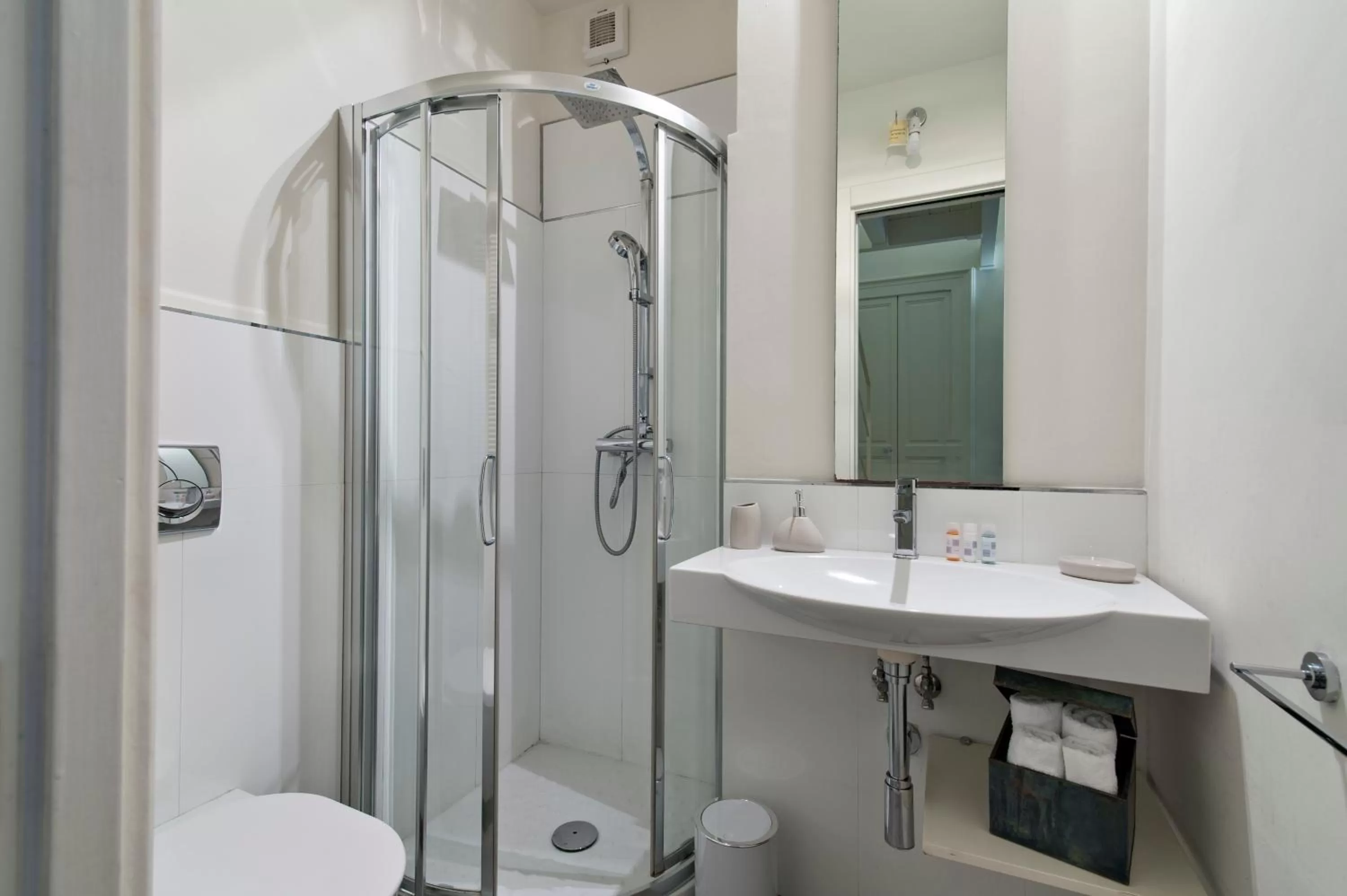 Shower in Casa di Lo Suites