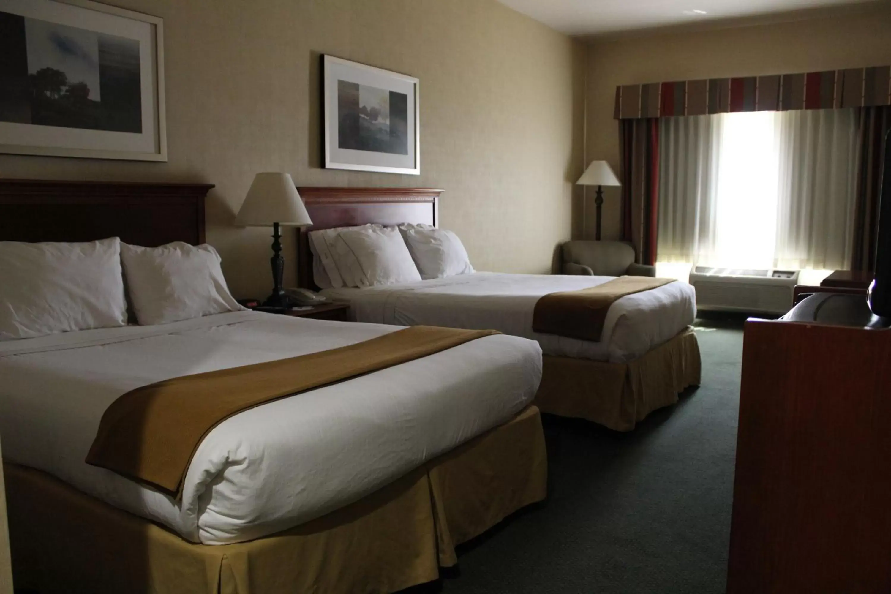 Bed in Holiday Inn Express Tehachapi by IHG Bed in Holiday Inn Express Tehachapi by IHG