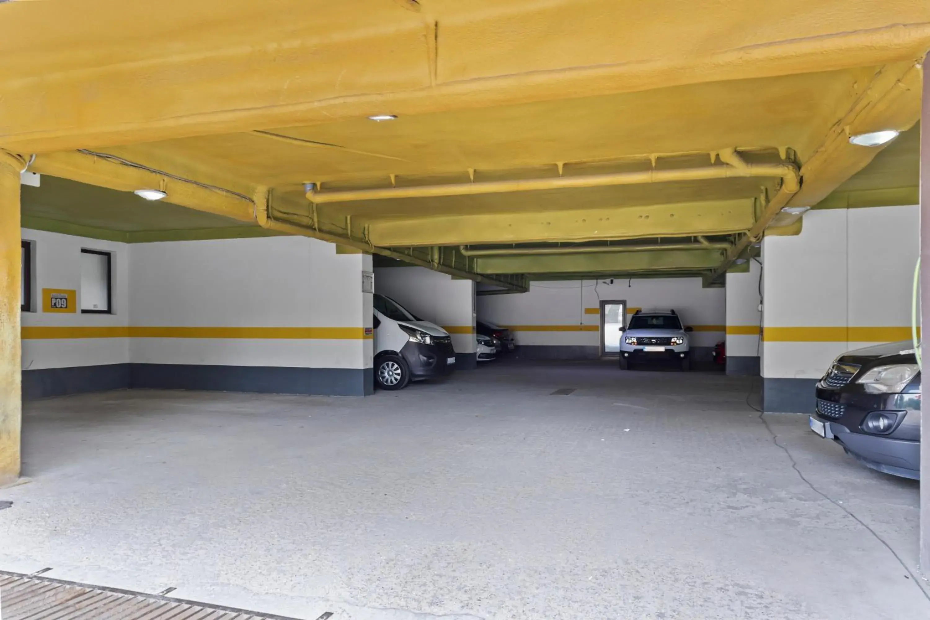 Parking in Hotel Charter Otopeni