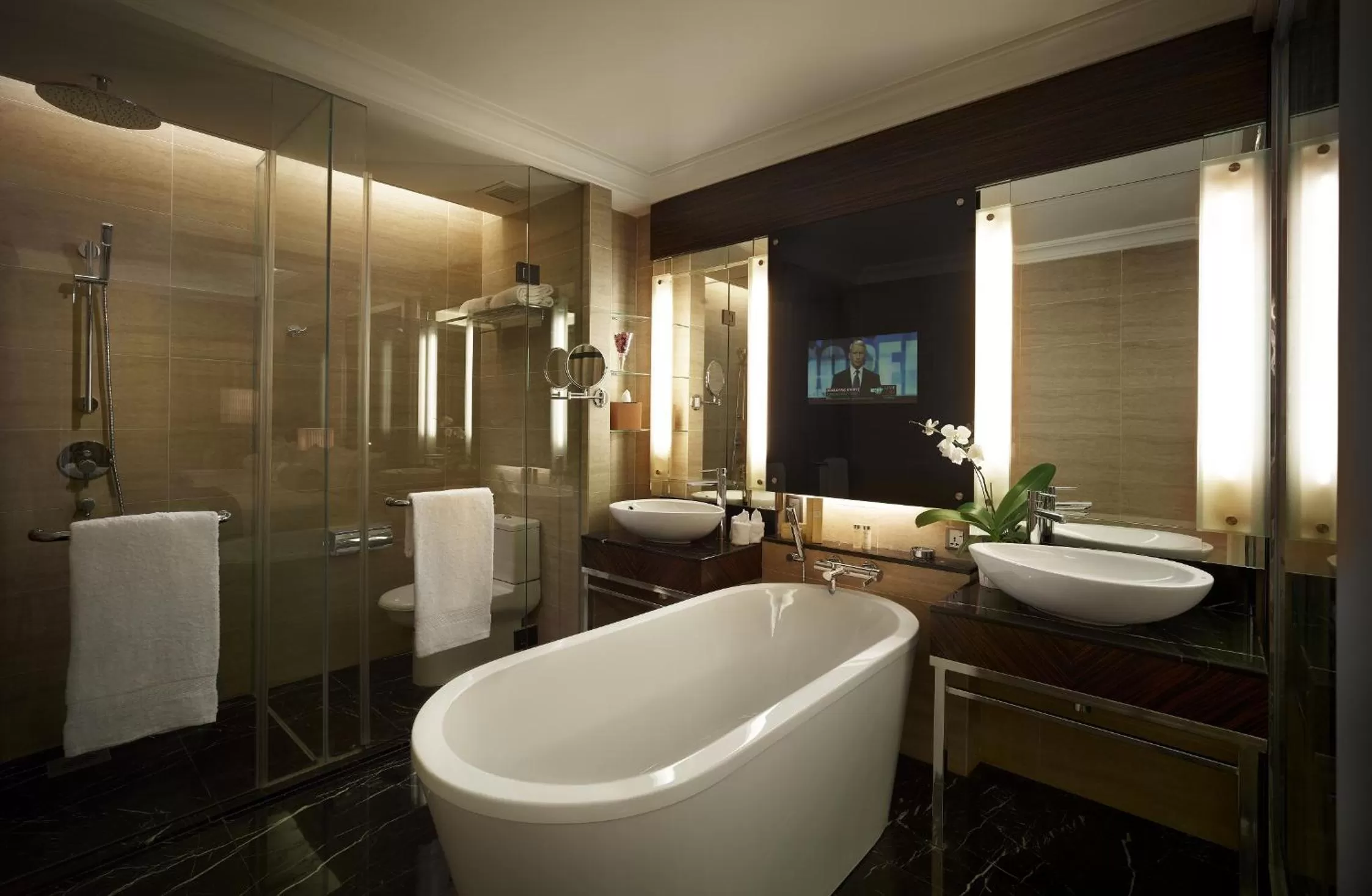 Shower in The Majestic Hotel Kuala Lumpur, Autograph Collection