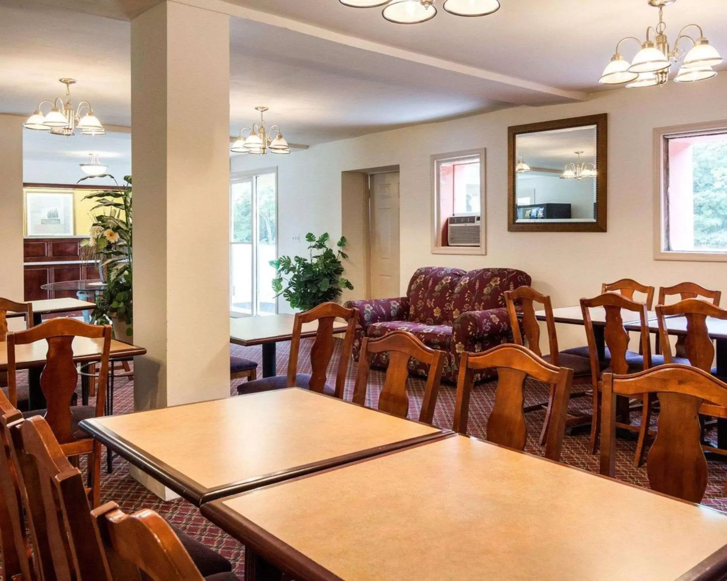 Restaurant/Places to Eat in Econo Lodge Petersburg