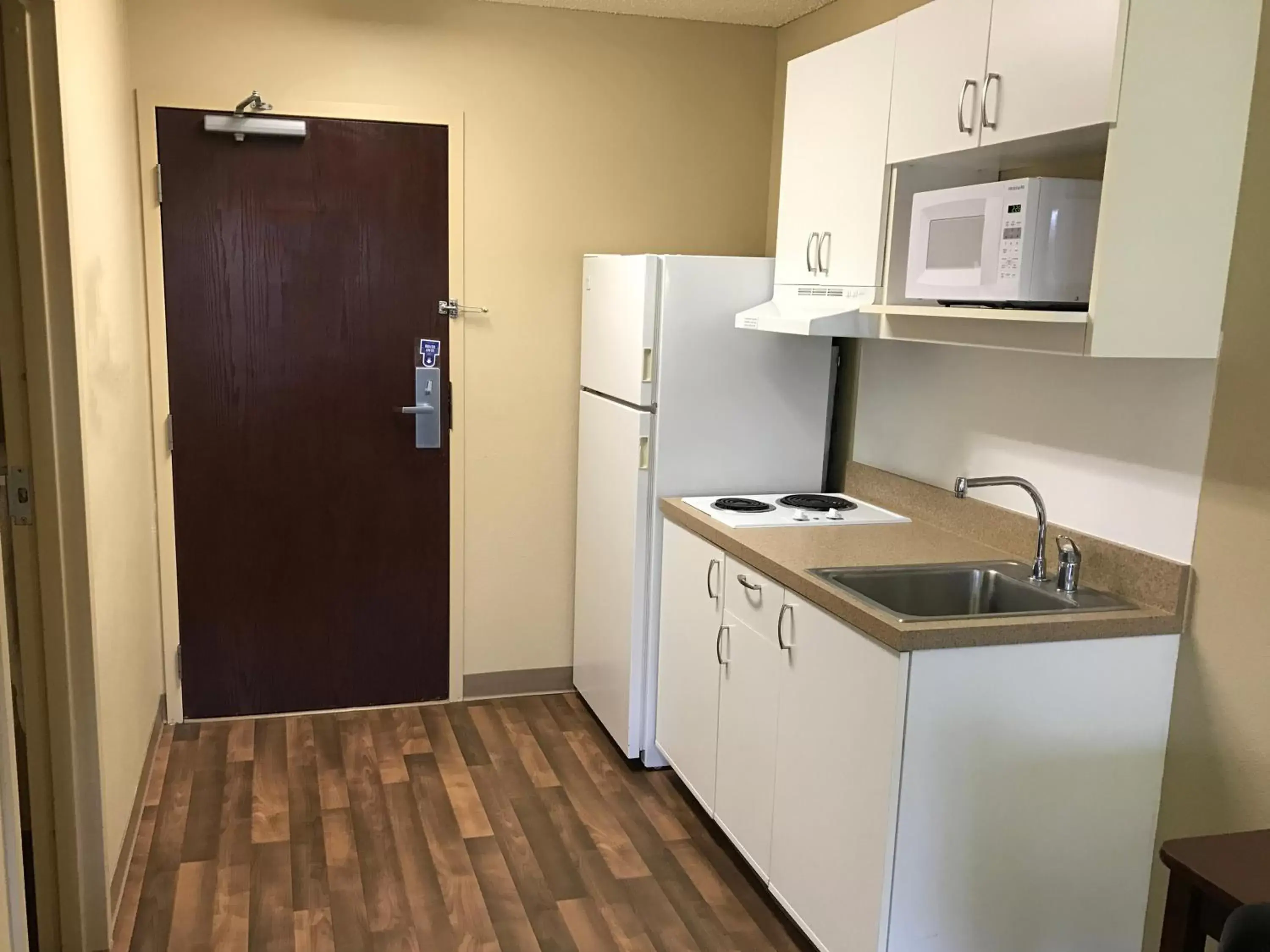 Kitchen or kitchenette, Kitchen/Kitchenette in Extended Stay America Suites - Detroit - Farmington Hills