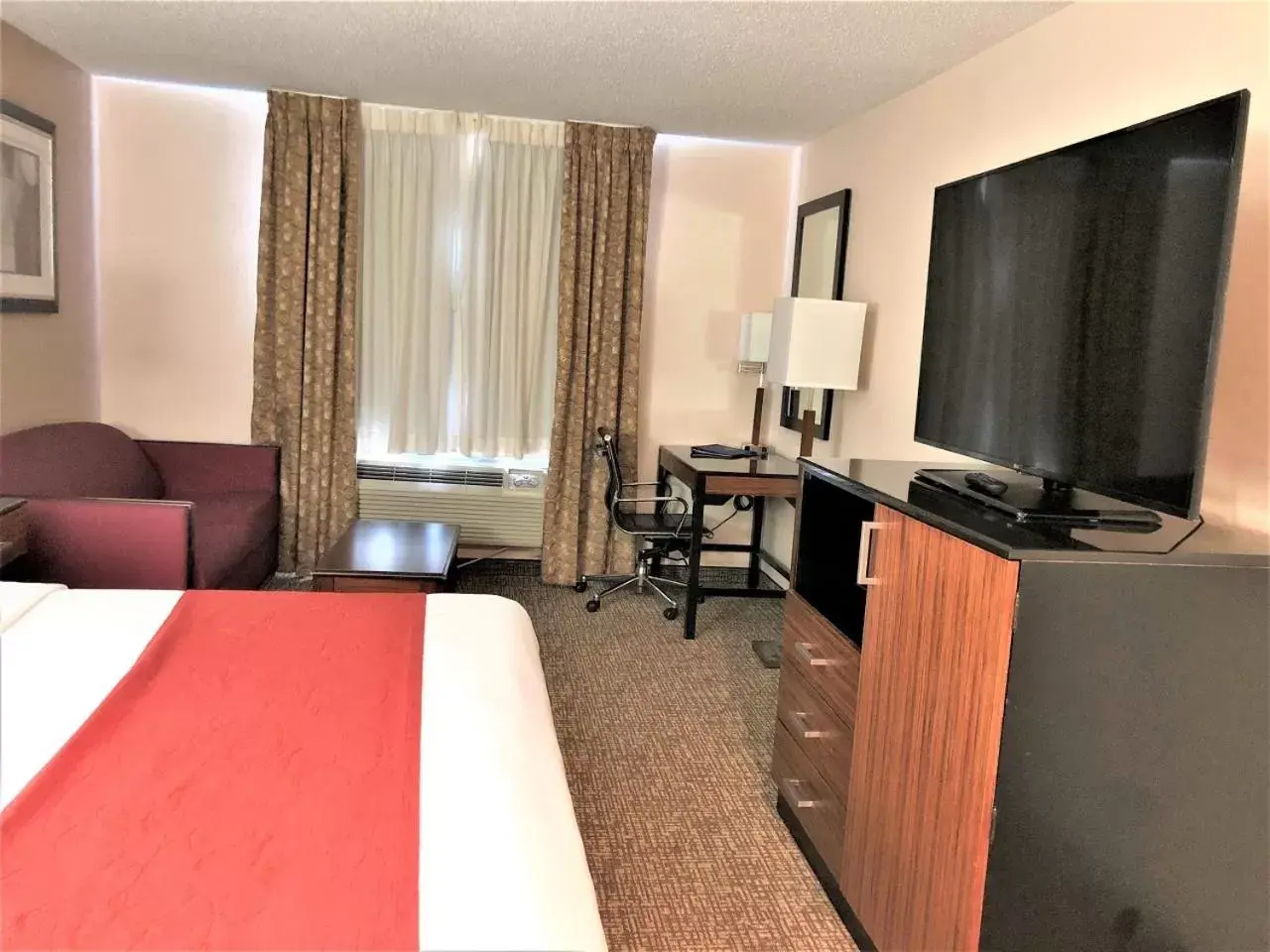 TV and multimedia, TV/Entertainment Center in SureStay Plus by Best Western Reading North