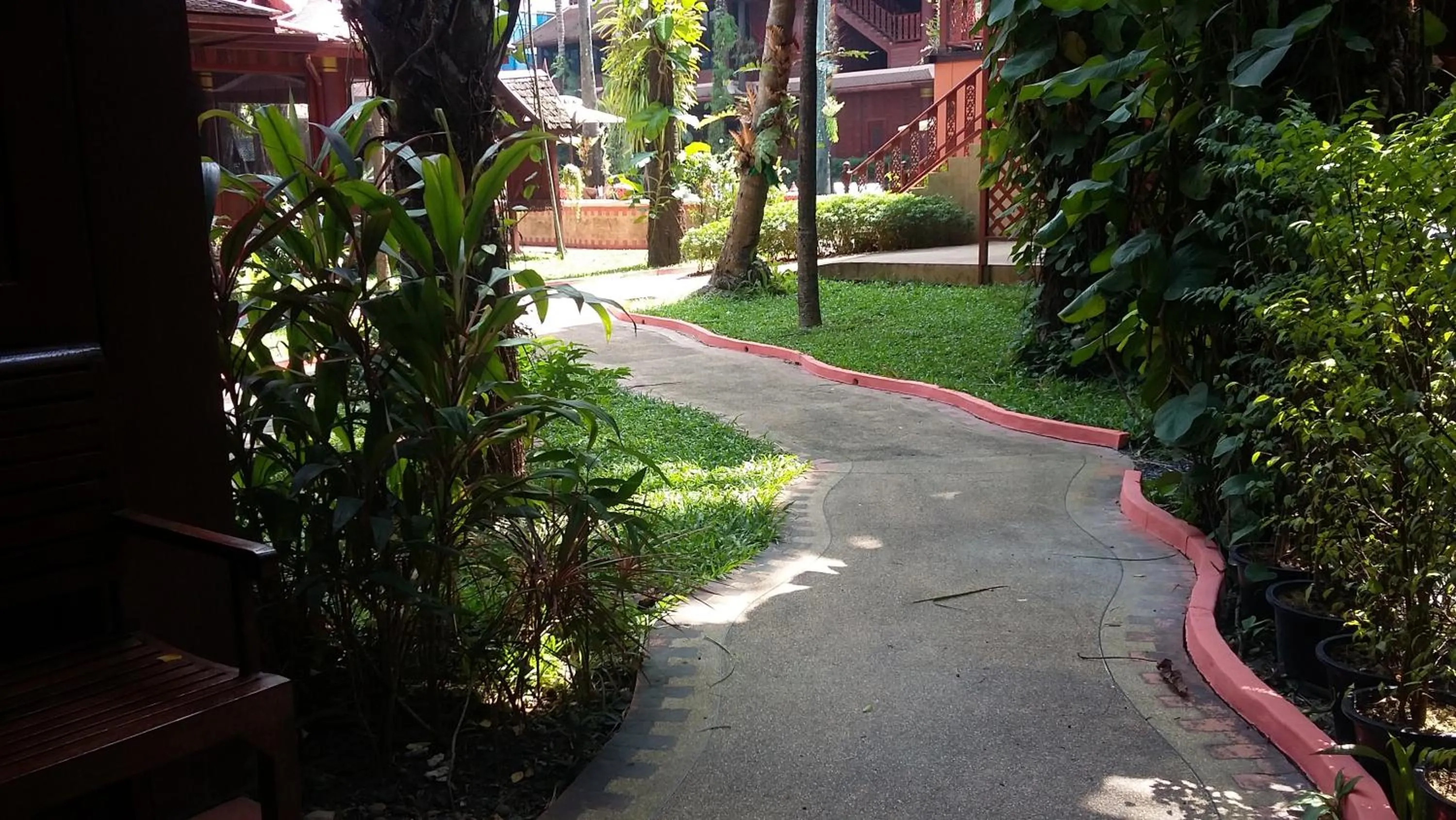 Garden in Royal Phawadee Village Patong - 2 Minutes walk to the beach