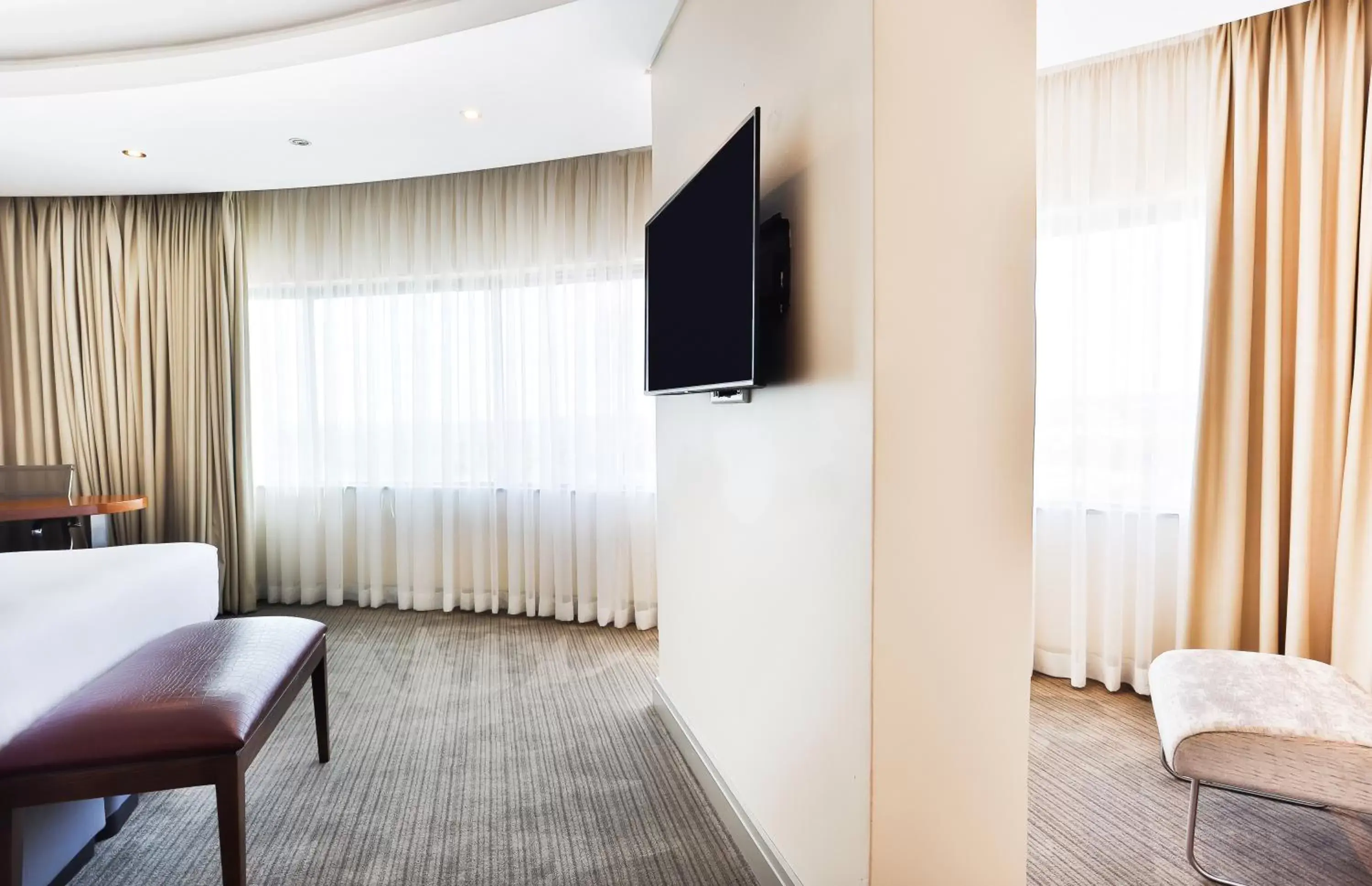 Property building, TV/Entertainment Center in Holiday Inn Johannesburg-Rosebank, an IHG Hotel