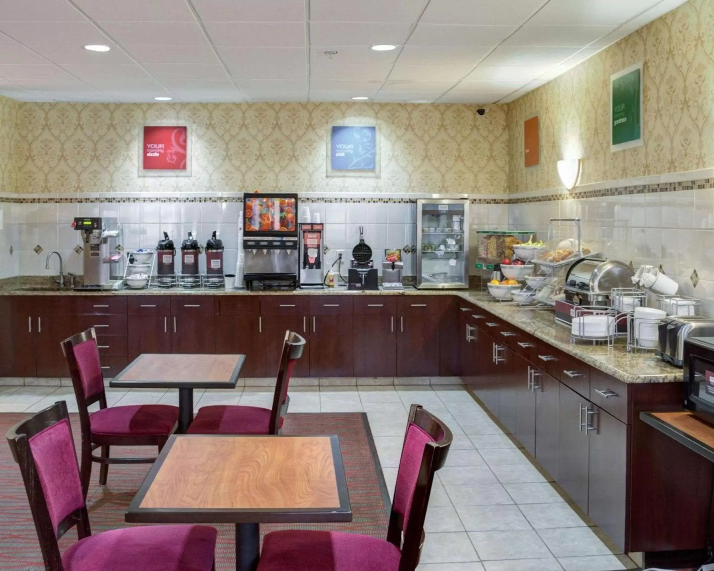 Restaurant/Places to Eat in Comfort Suites Omaha