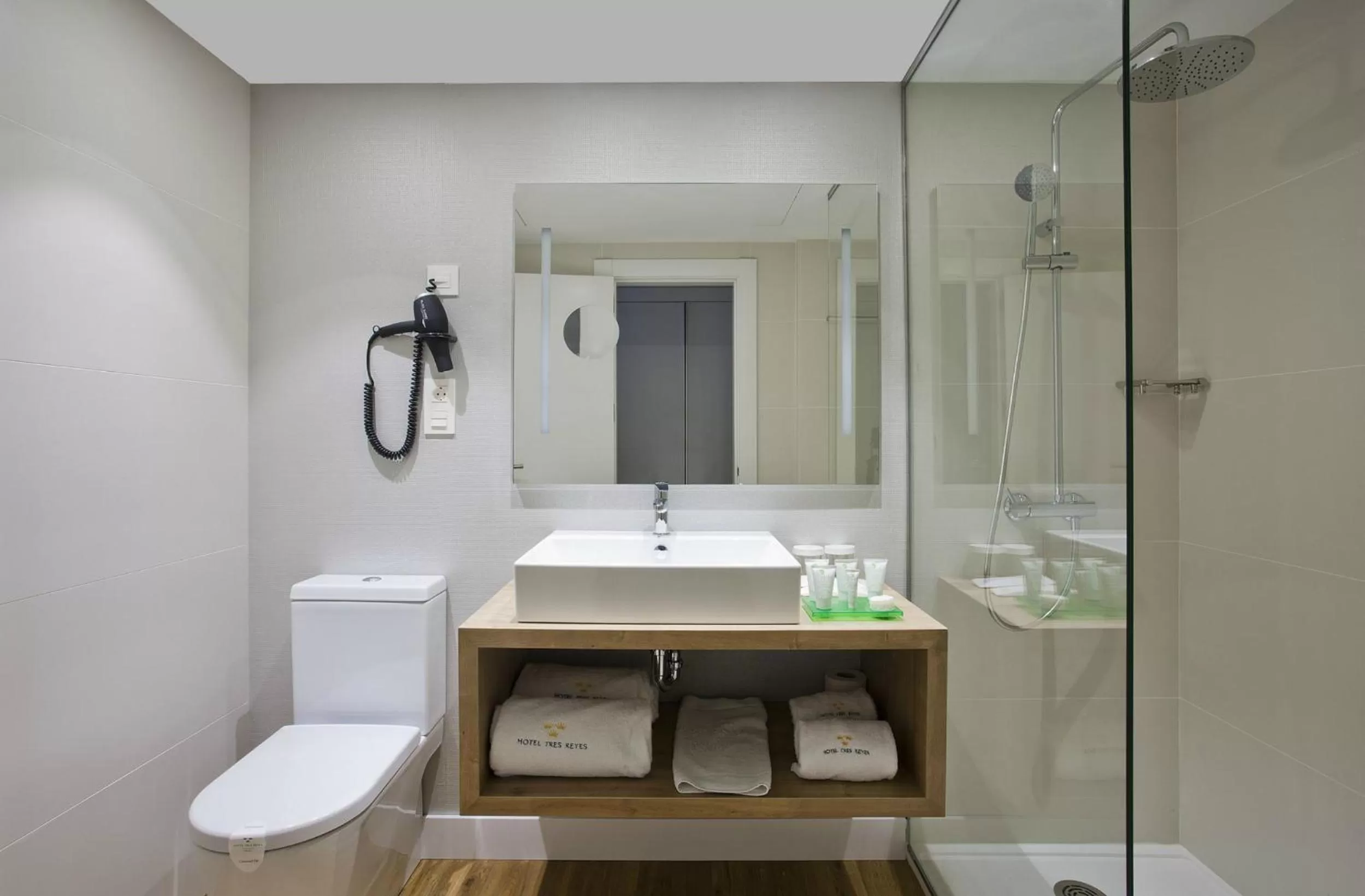 Bathroom in Hotel Tres Reyes Pamplona