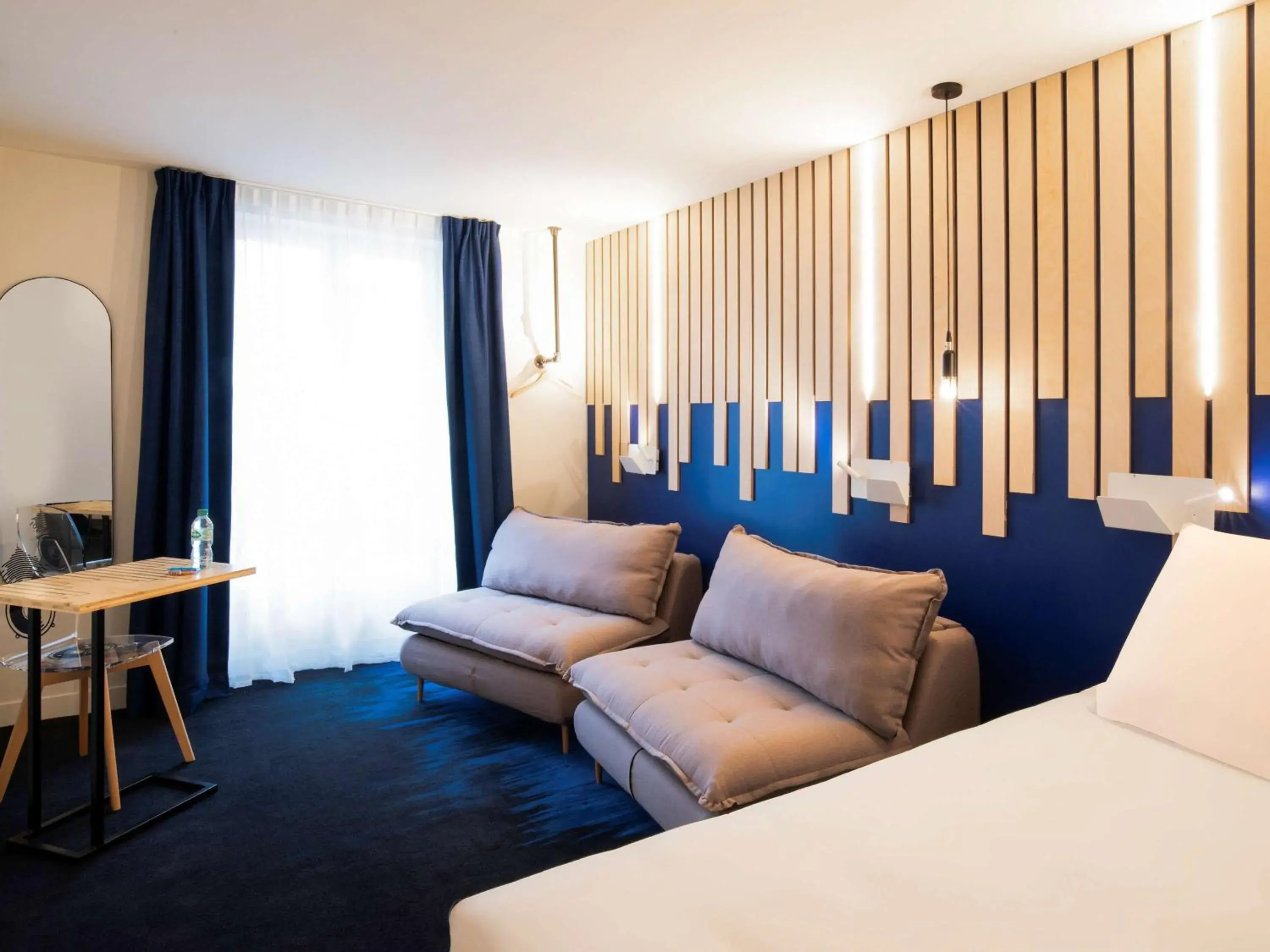 Photo of the whole room, Seating Area in ibis Styles Paris Opera Lafayette
