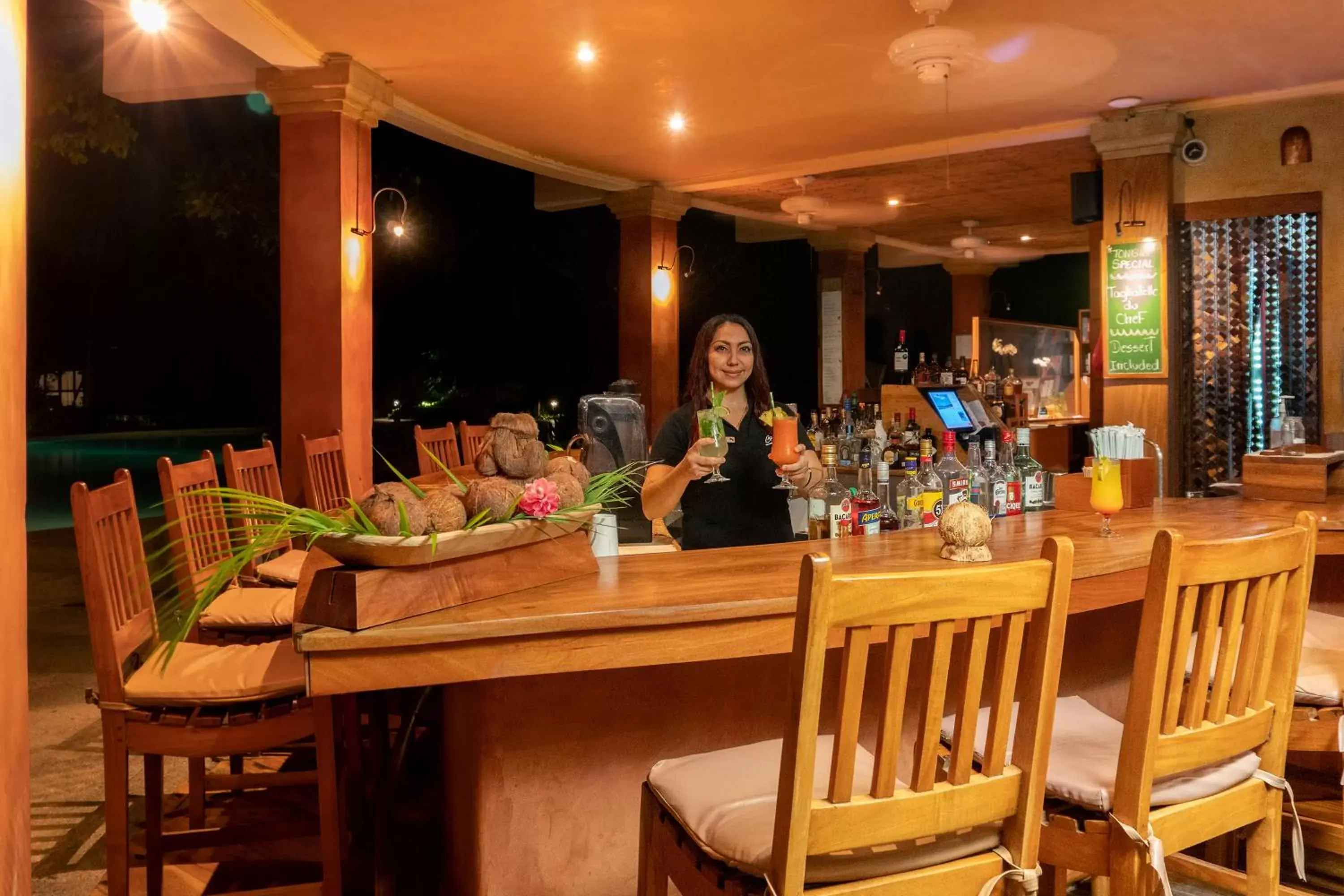 Lounge or bar, Restaurant/Places to Eat in Capitán Suizo Beachfront Boutique Hotel