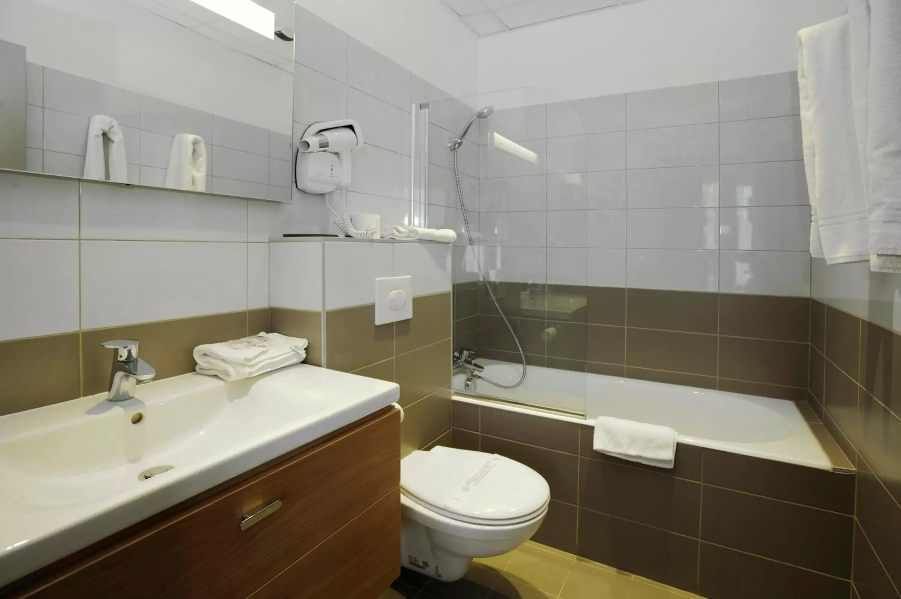 Bathroom in Kyriad Avignon - Palais des Papes