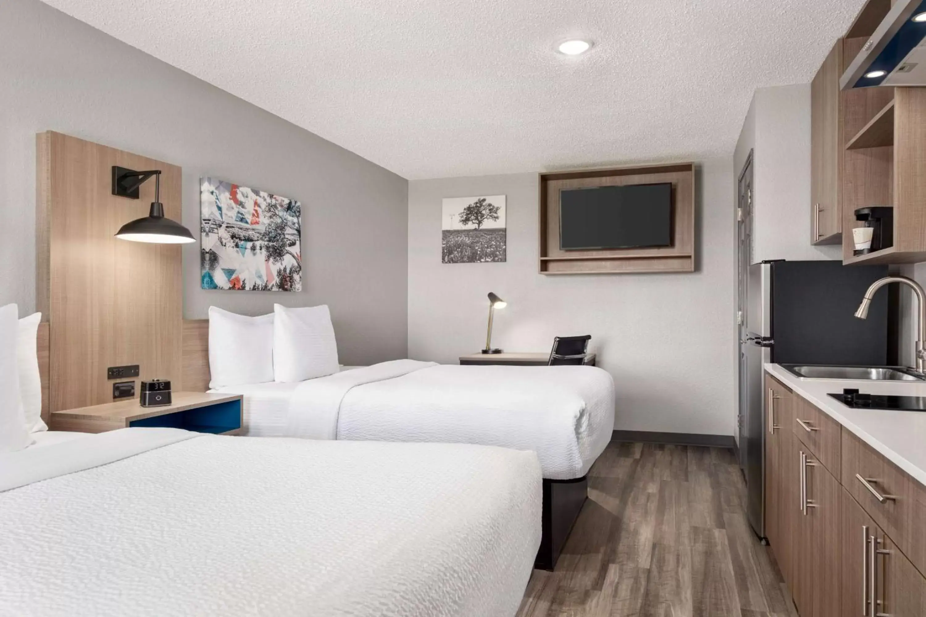 Bed, TV/Entertainment Center in La Quinta Inn by Wyndham Temple