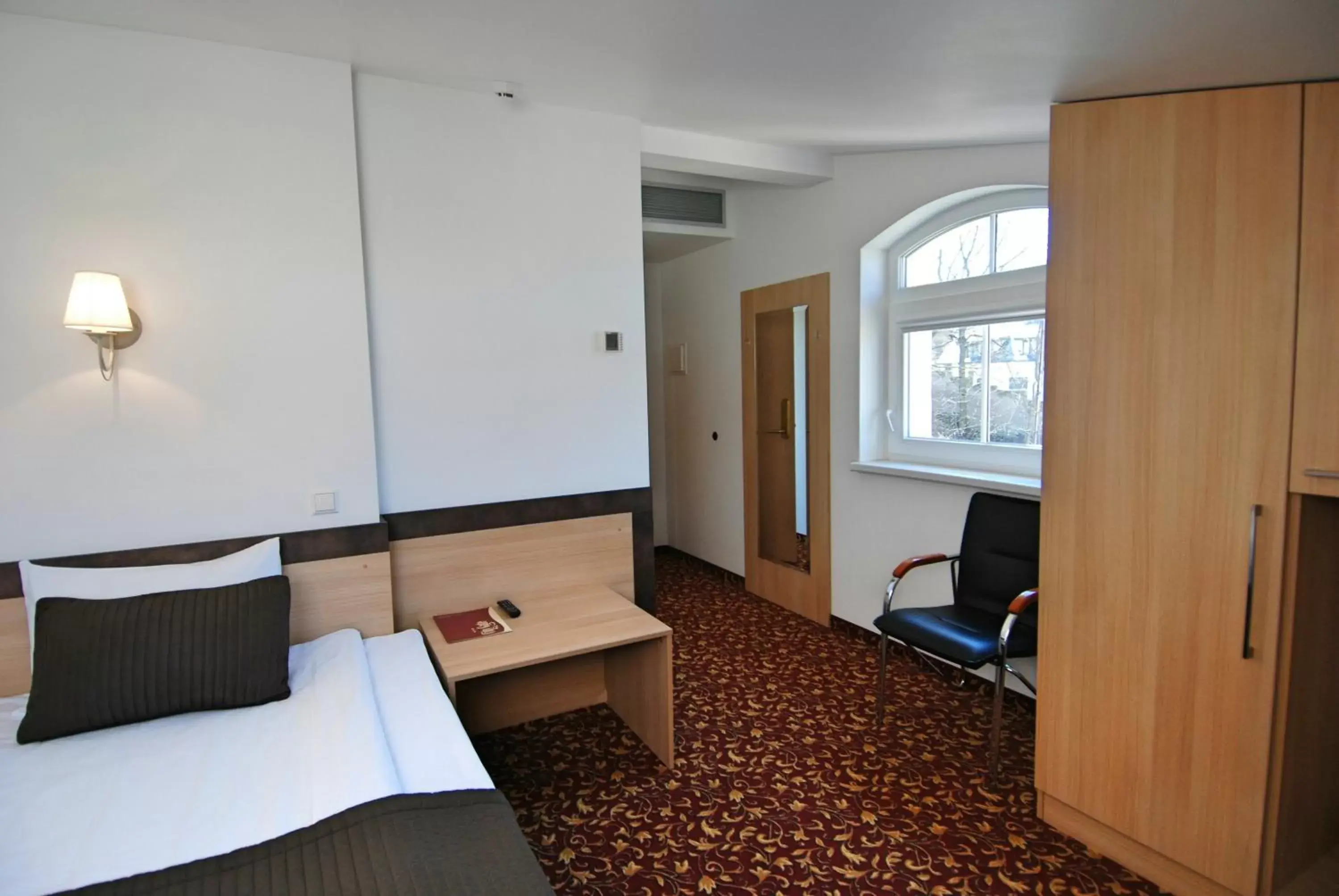 Photo of the whole room, Bed in City Gate