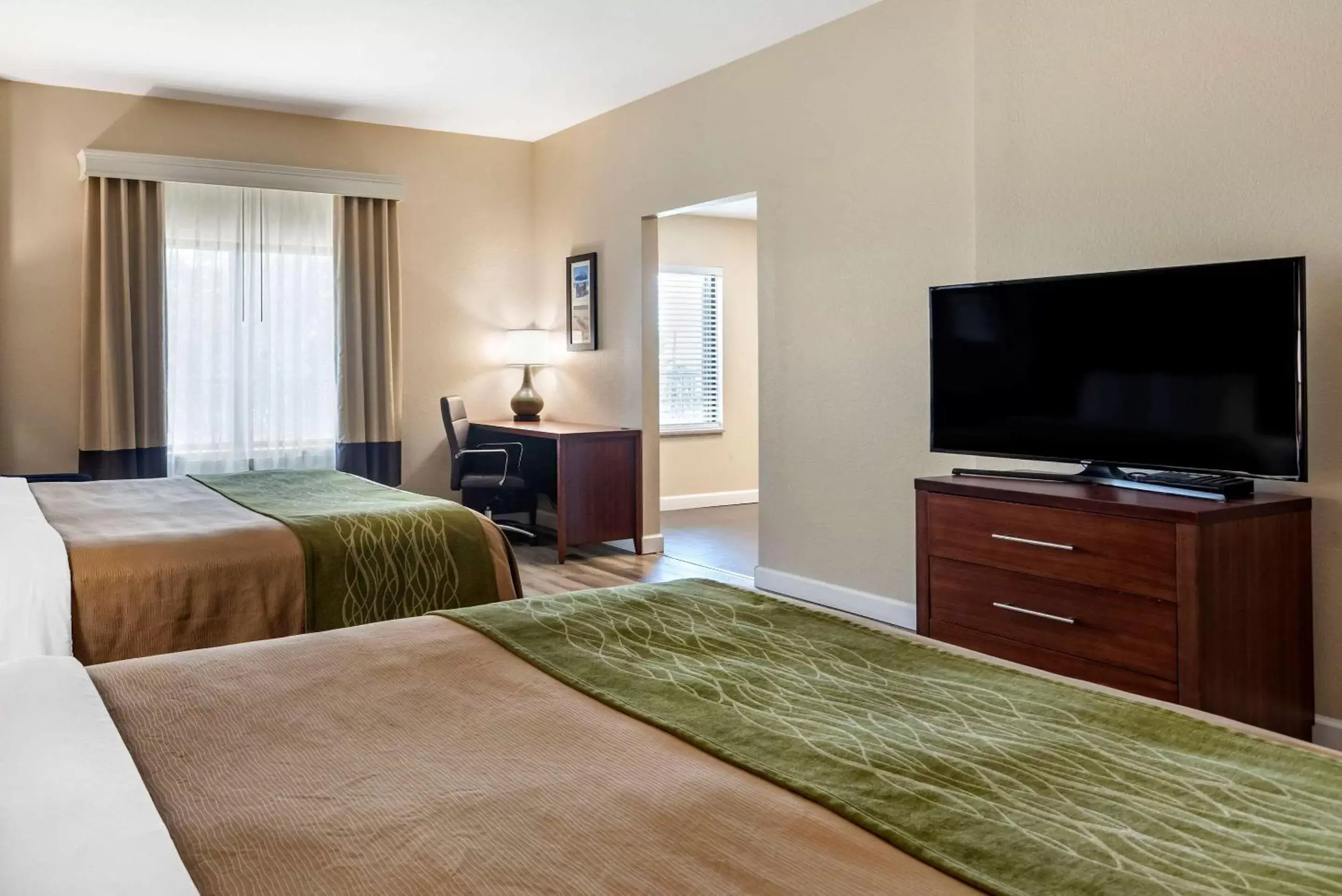 Photo of the whole room, Bed in Comfort Inn & Suites Fort Walton Beach