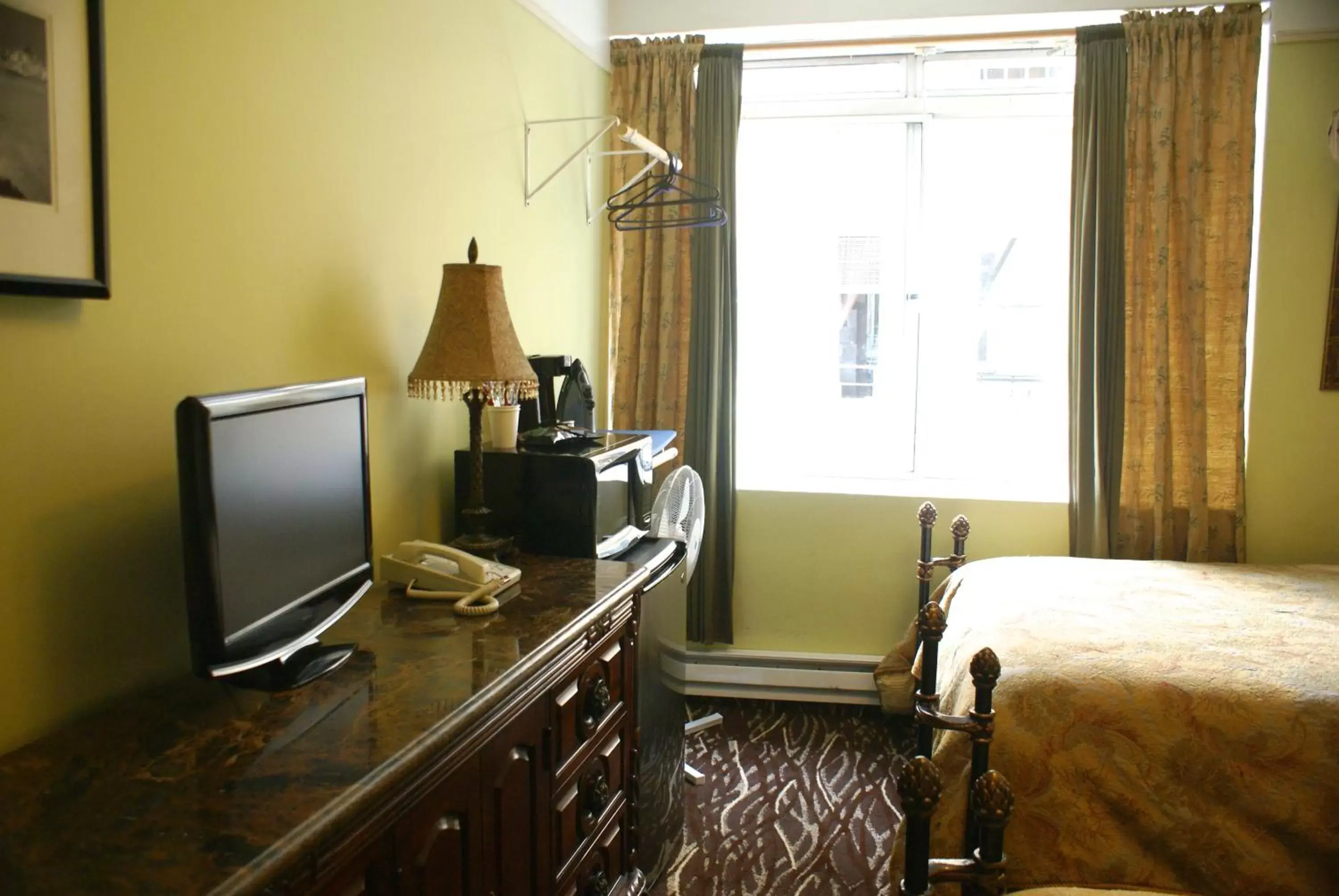 Bed, TV/Entertainment Center in Fitzgerald Hotel Union Square