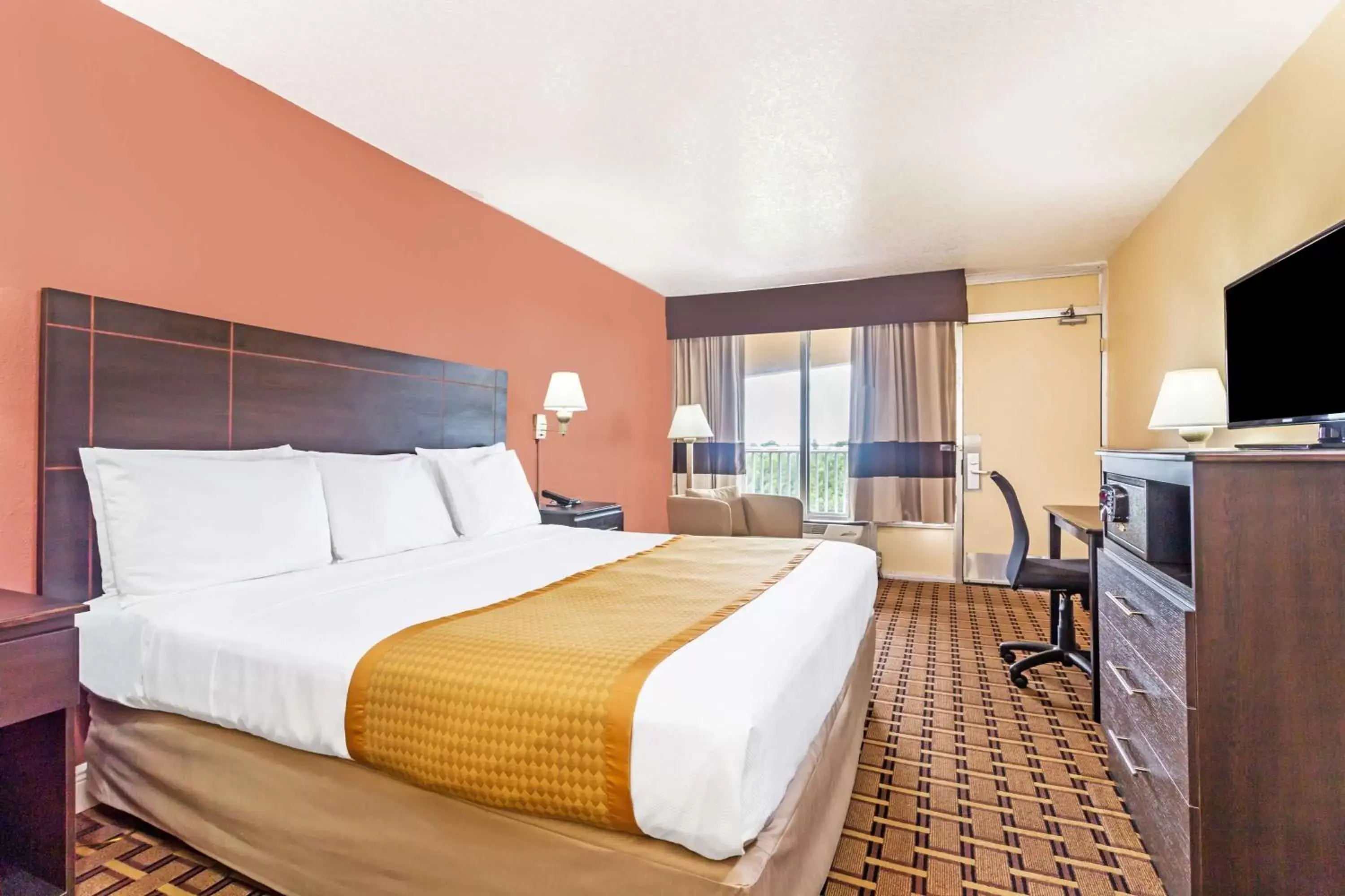 Queen Room with Roll-In Shower - Mobility Access/Non-Smoking in Days Inn by Wyndham Fort Lauderdale-Oakland Park Airport N
