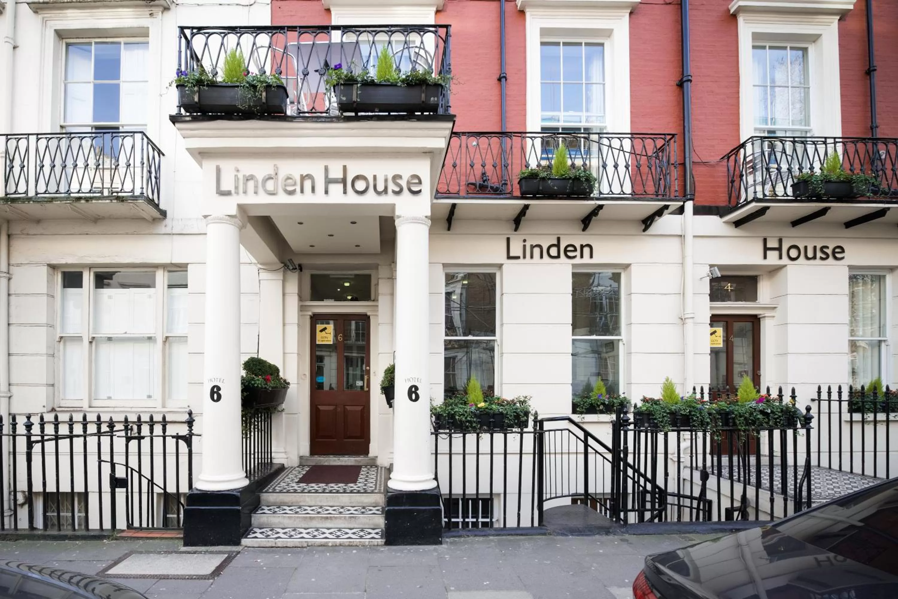 Facade/entrance in Linden House Hotel