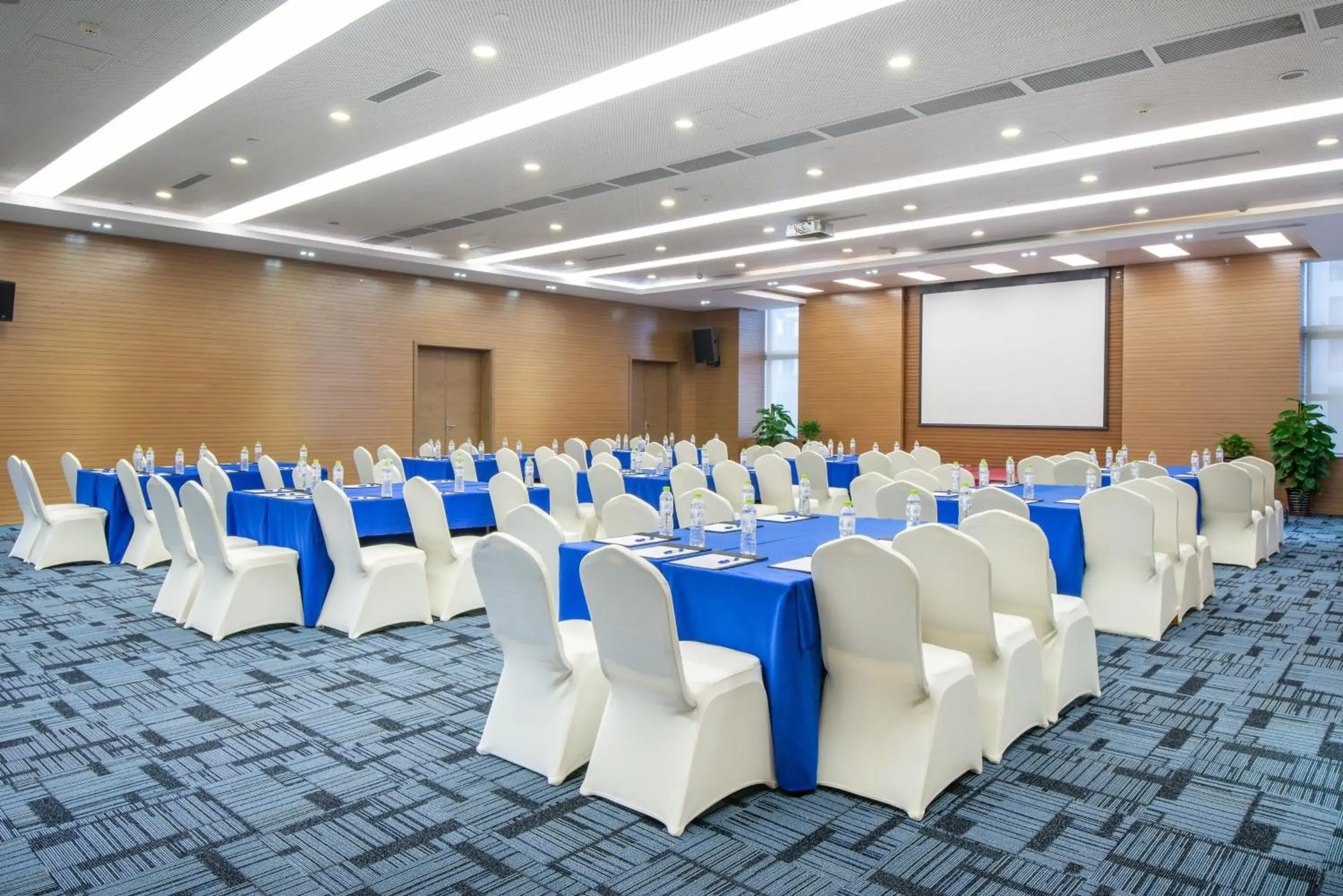 Meeting/conference room in Holiday Inn Express Chengdu West Gate, an IHG Hotel