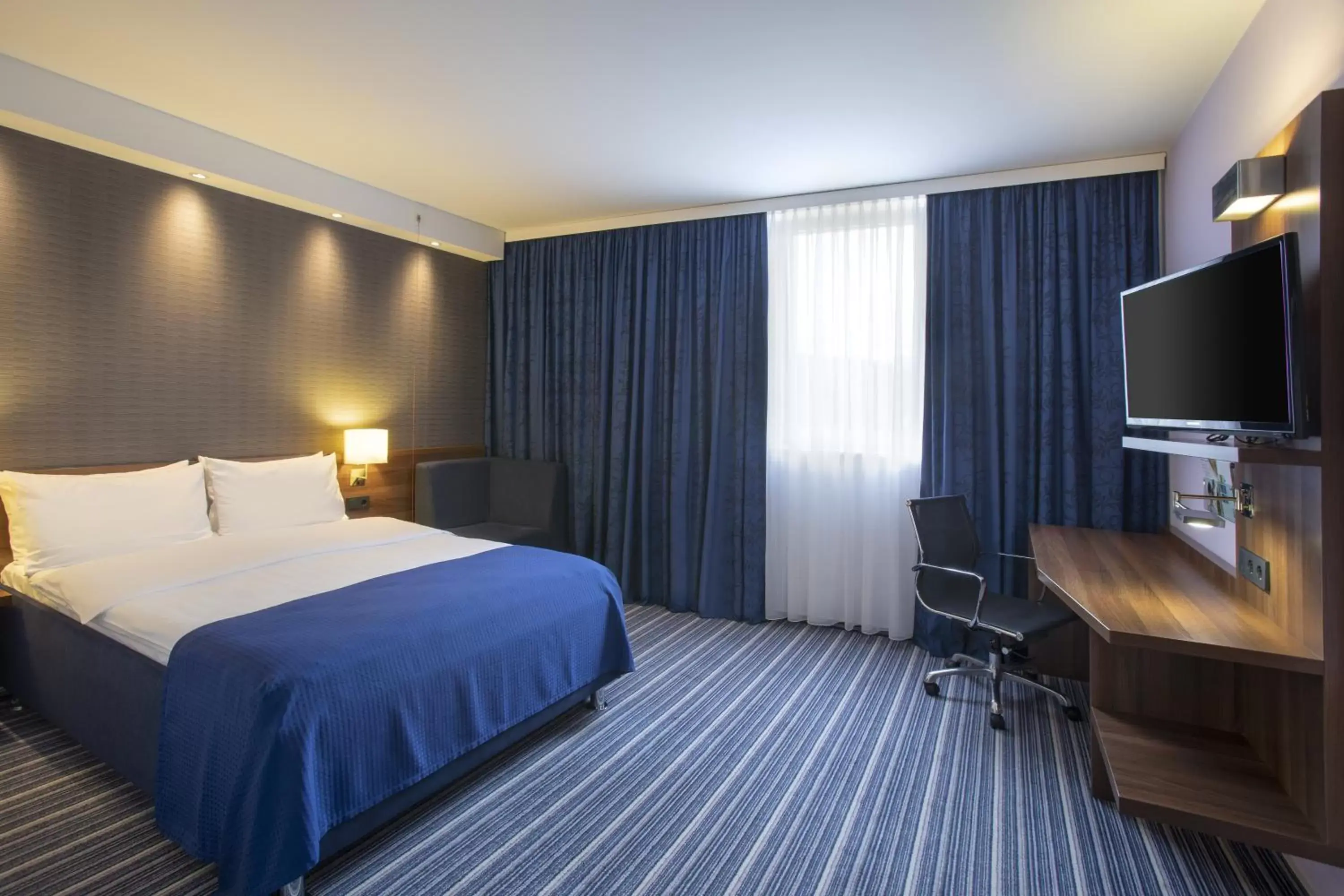 Photo of the whole room, Bed in Holiday Inn Express Neunkirchen, an IHG Hotel