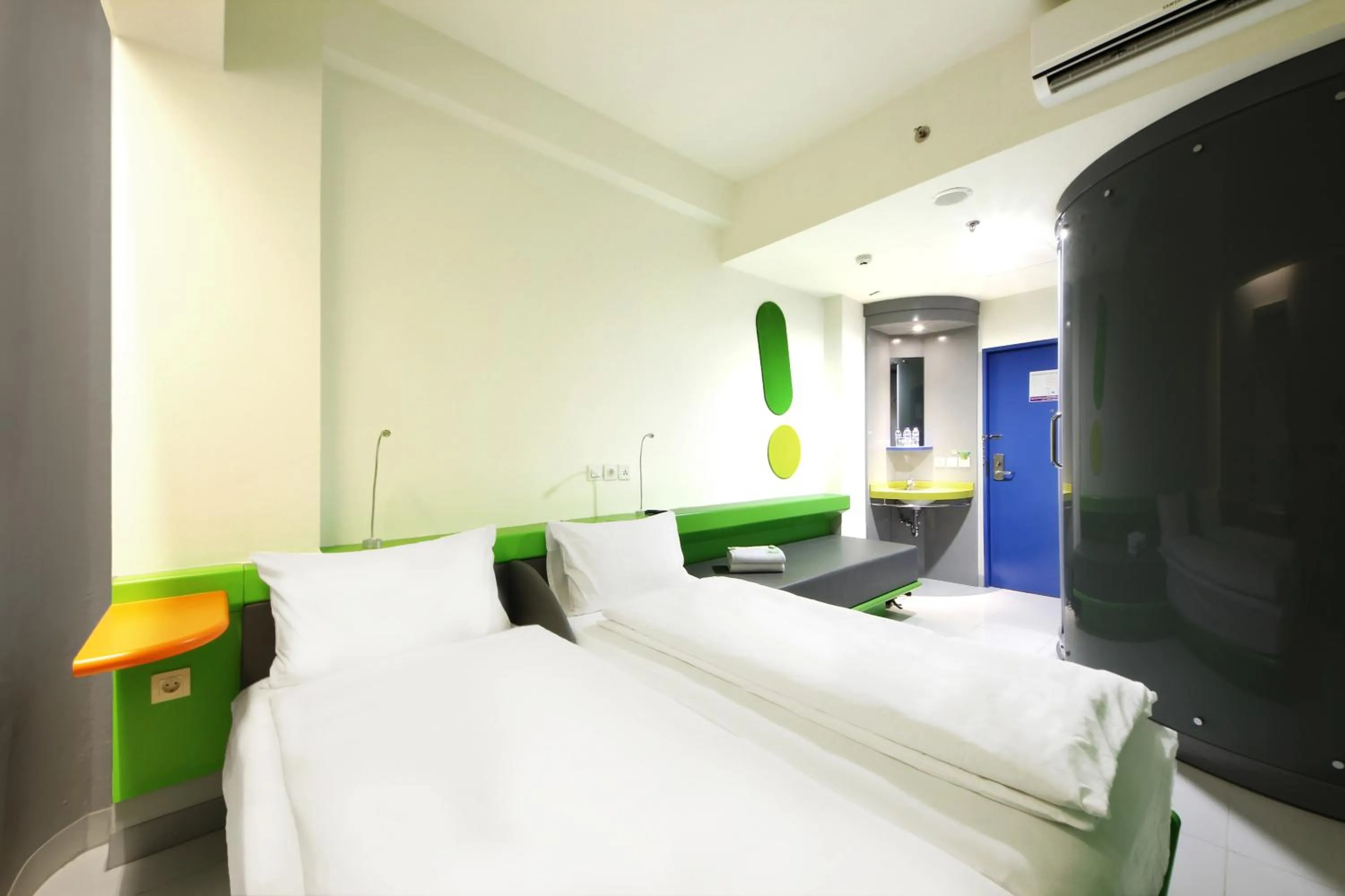 Photo of the whole room, Bed in POP! Hotel BSD City Tangerang