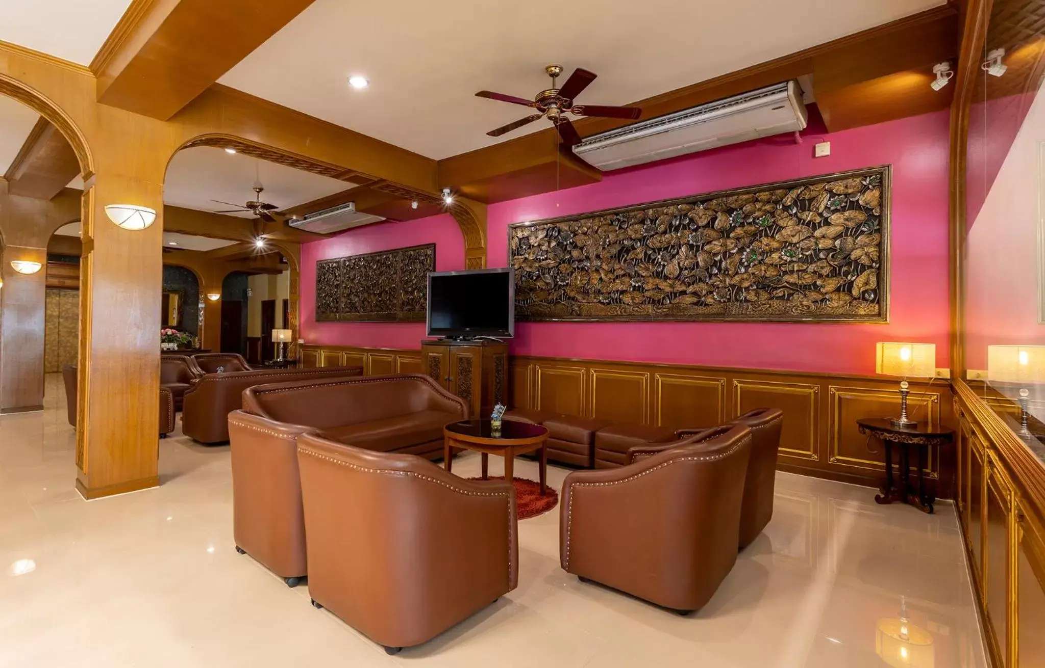 Seating area, Lobby/Reception in Sabai Inn