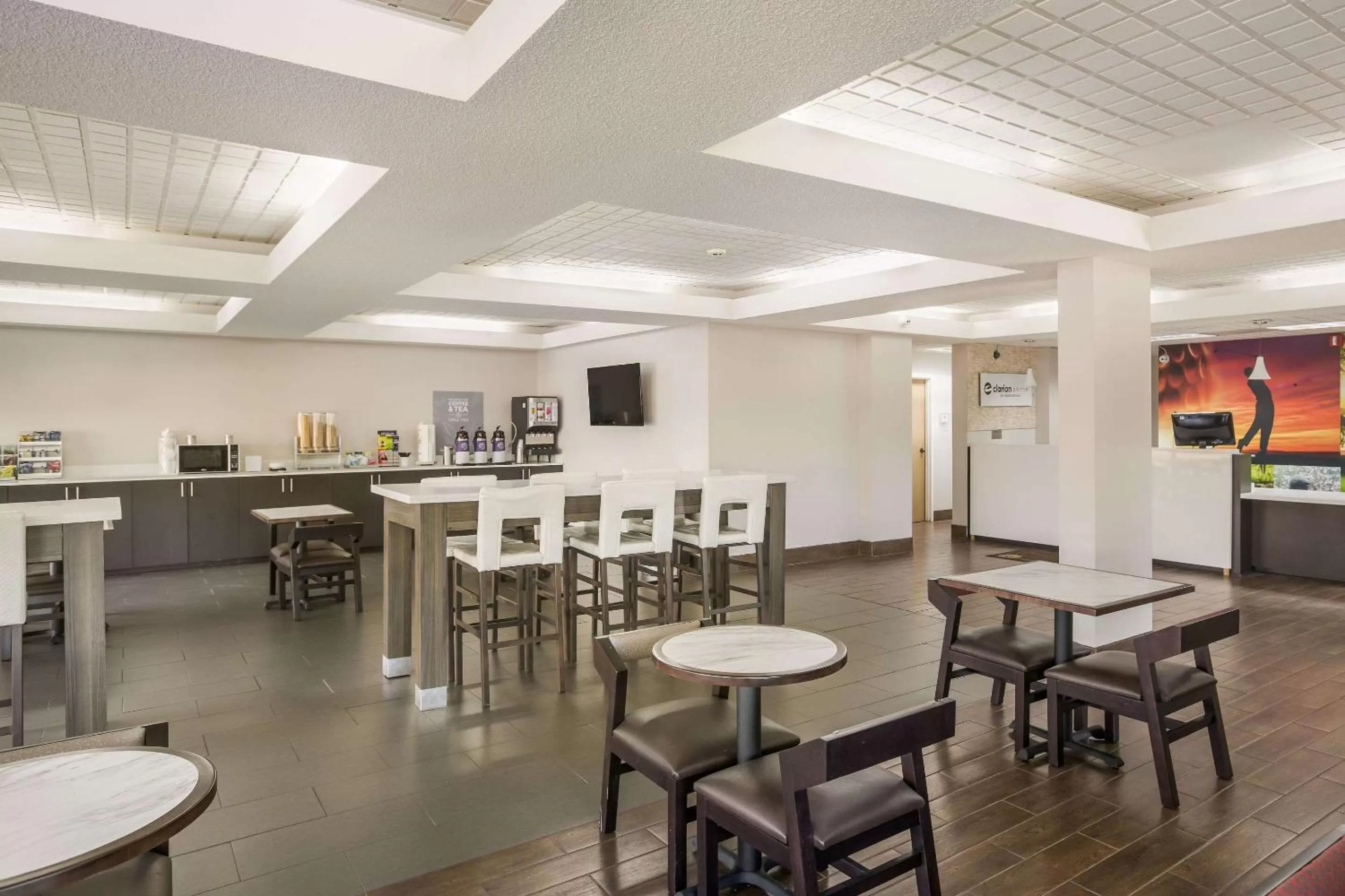 Lobby or reception in Clarion Pointe Forsyth I-75